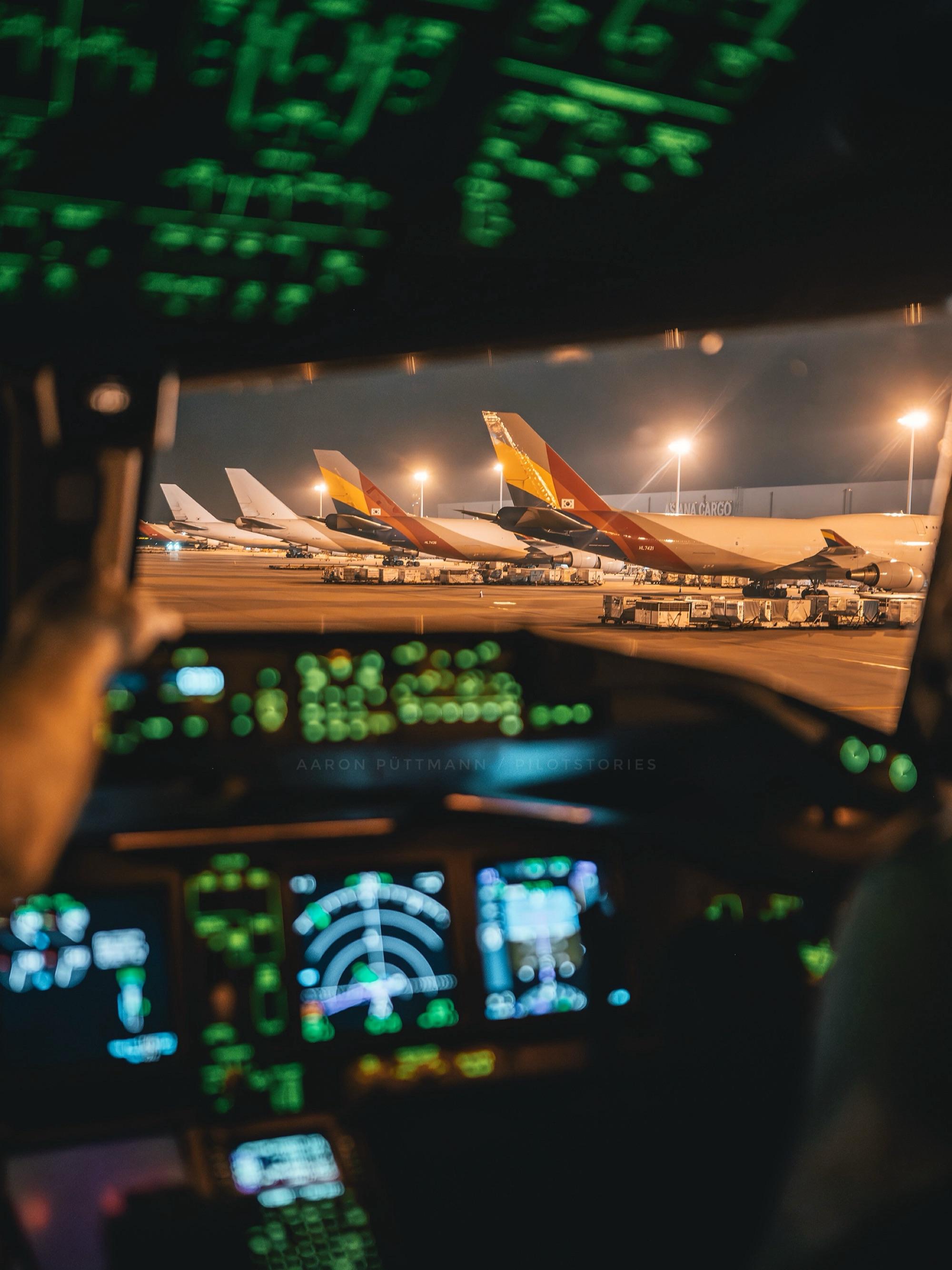 2000x2666 Some Boeing 777 Freighter Flight Deck Photo I Took in the Recent Weeks