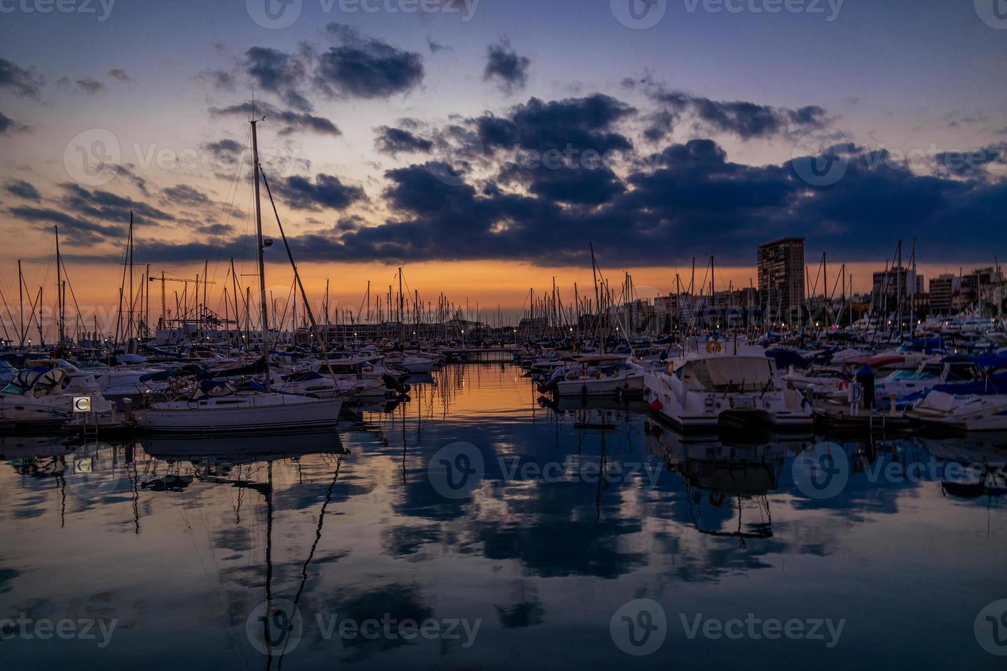 1470x980 sunset in the port of Alicante, Spain with yachts