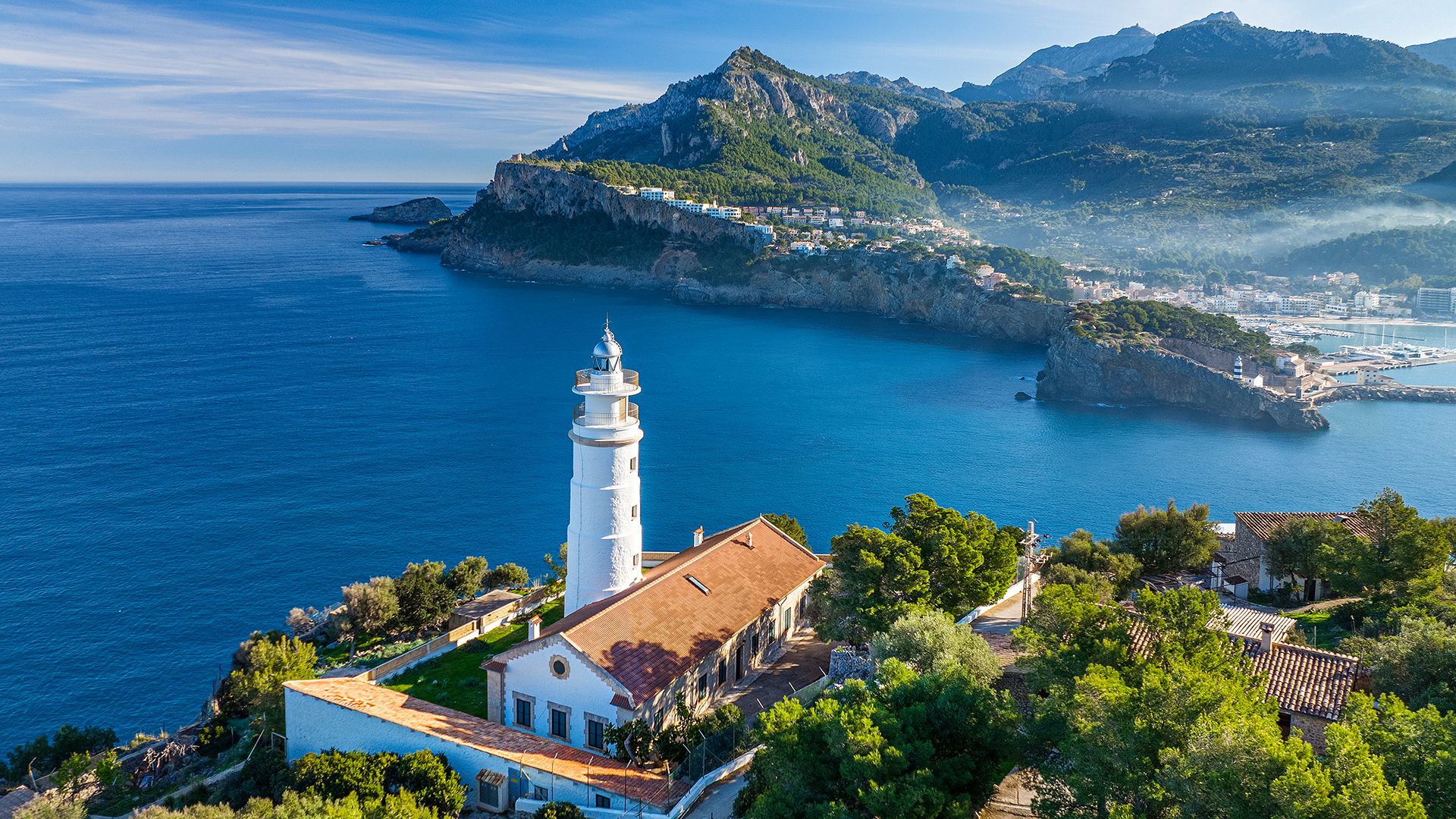 1920x1080 Far des Cap Gros lighthouse above the Port de Sóller bay in spring, Mallorca, Balearic, Spain. Windows Spotlight Image