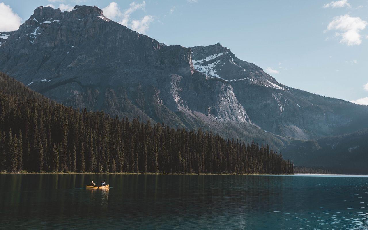 1280x800 Download wallpaper 1280x800 lake, boat, mountains, forest, nature