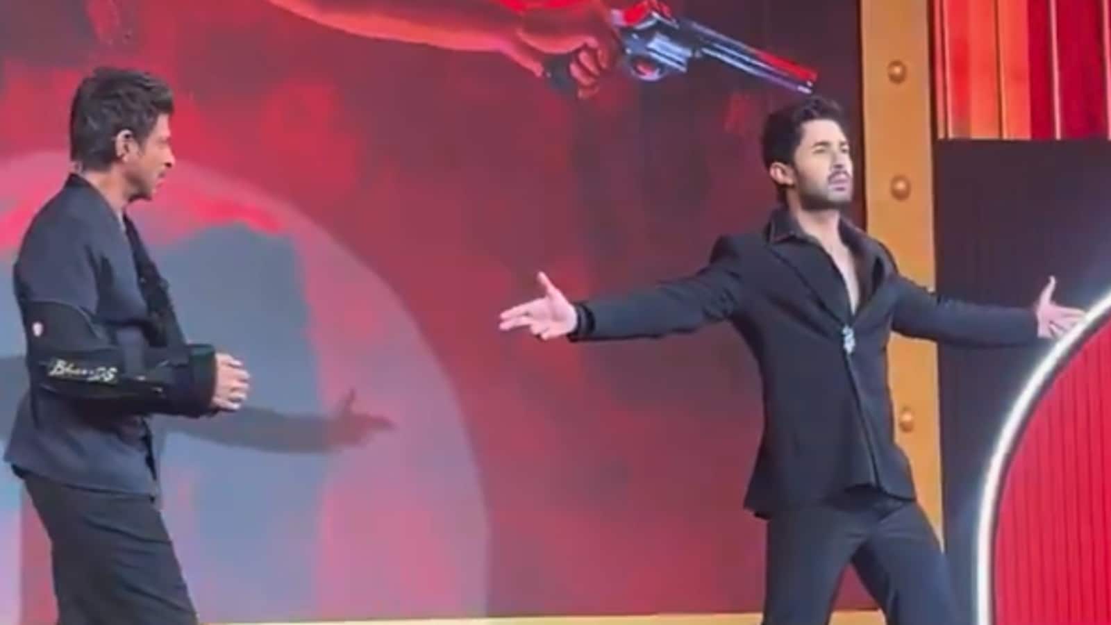 1600x900 Shah Rukh Khan teaches Lakshya his iconic pose at The Ba**ds Of Bollywood launch, calls him 'Hamari kahani ka badshah'