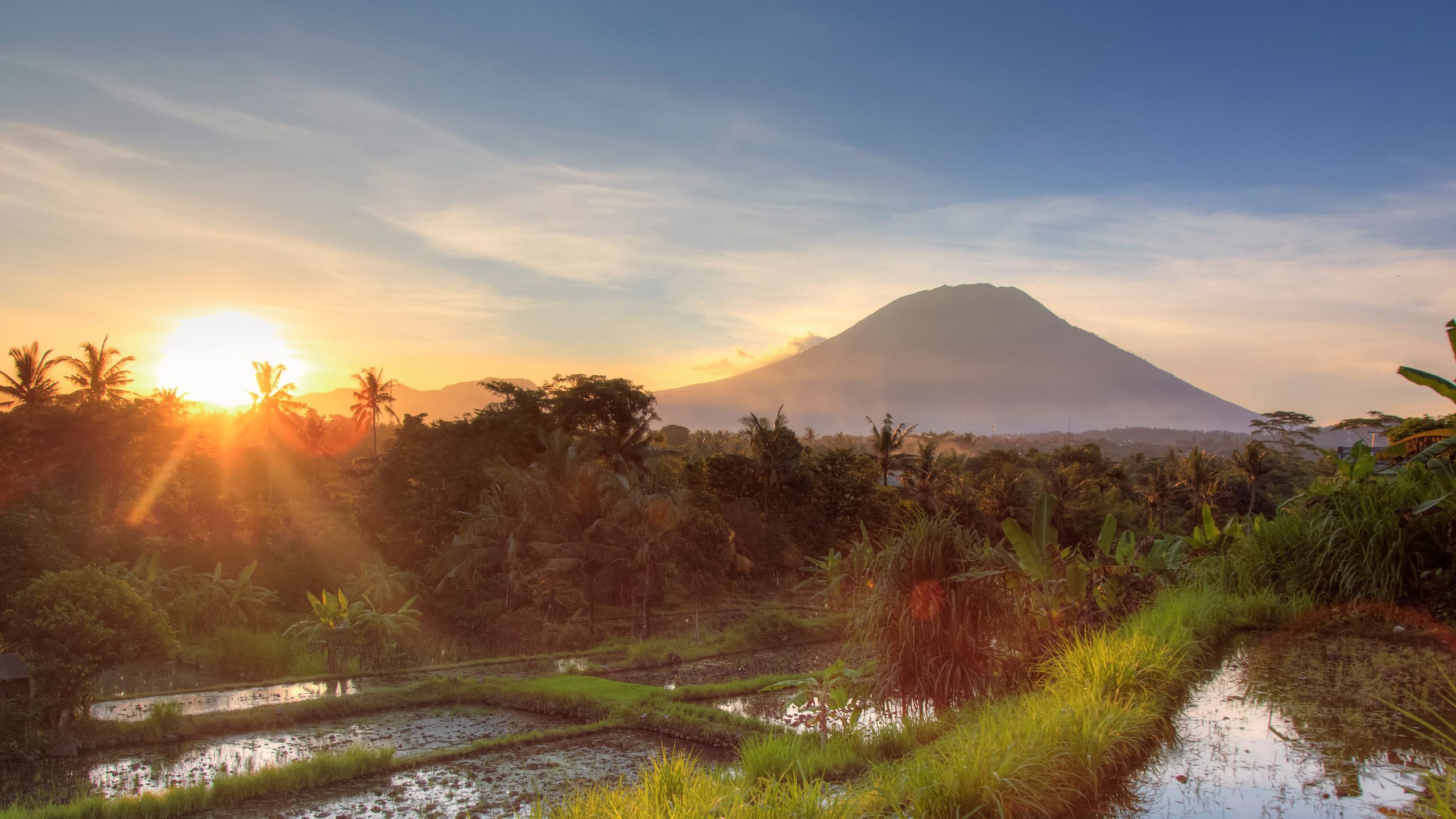 2560x1440 Bali's Mount Agung Volcano: What Travelers Should Know. Condé Nast Traveler
