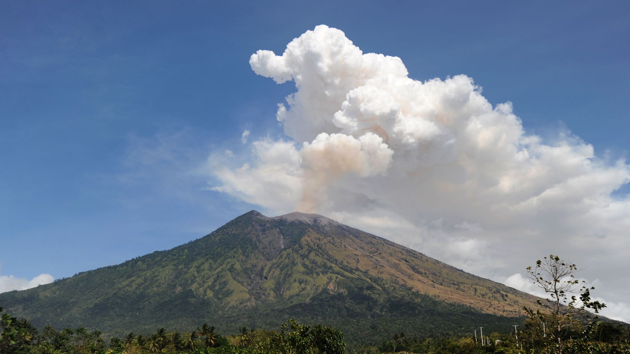 2560x1440 Bali's Mount Agung Eruption Leads to Flight Cancellations—But Don't Panic. Condé Nast Traveler