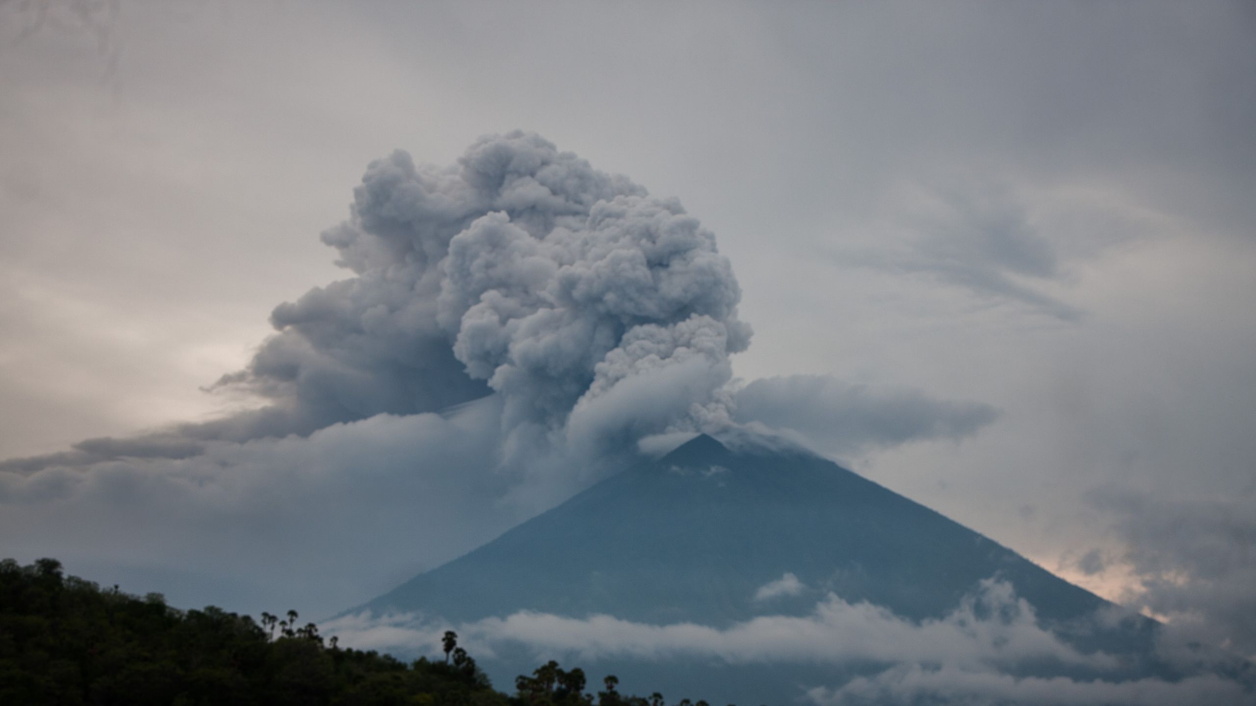 2560x1440 Mount Agung Expected to Erupt in Bali