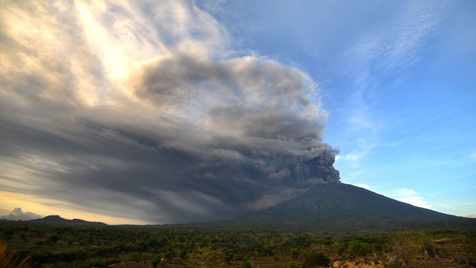 1600x900 Mount Agung in Bali Erupts Again, Spurring Evacuation of Thousands