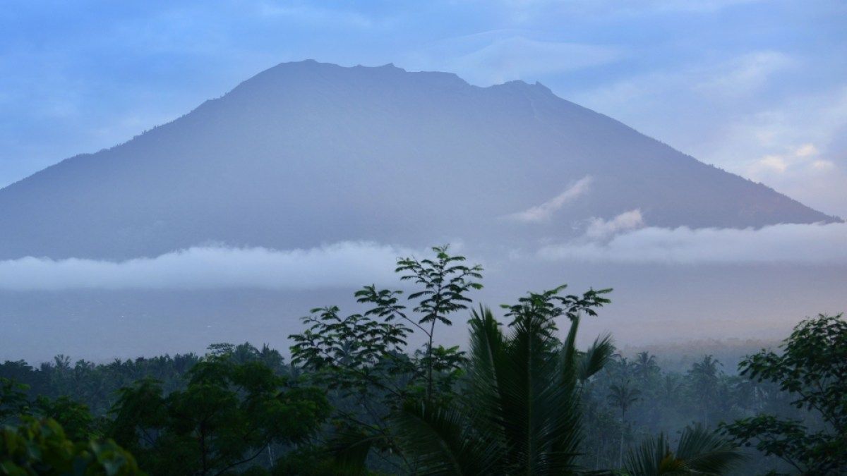 1200x675 Bali: Thousands flee rumbling Mount Agung volcano