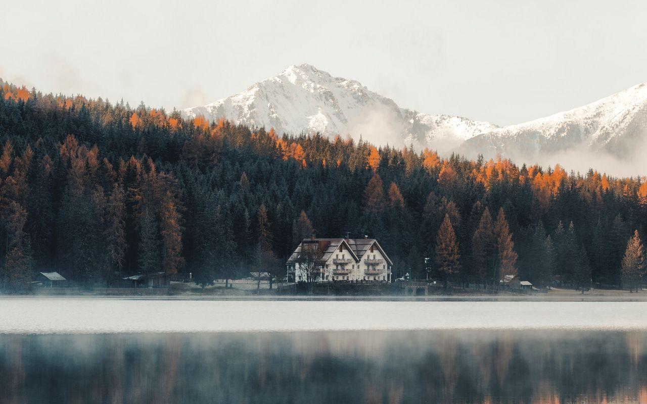 1280x800 Download wallpaper 1280x800 lake, coast, house, forest, mountains