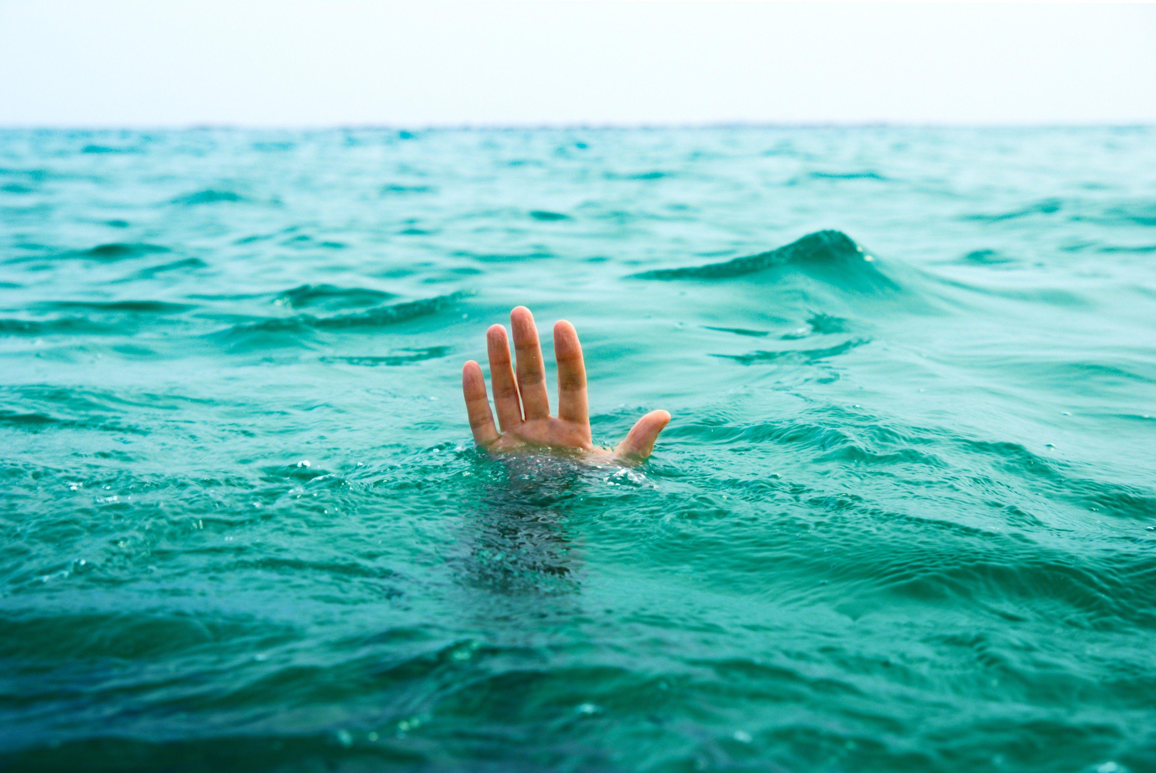 Человек утонул в море