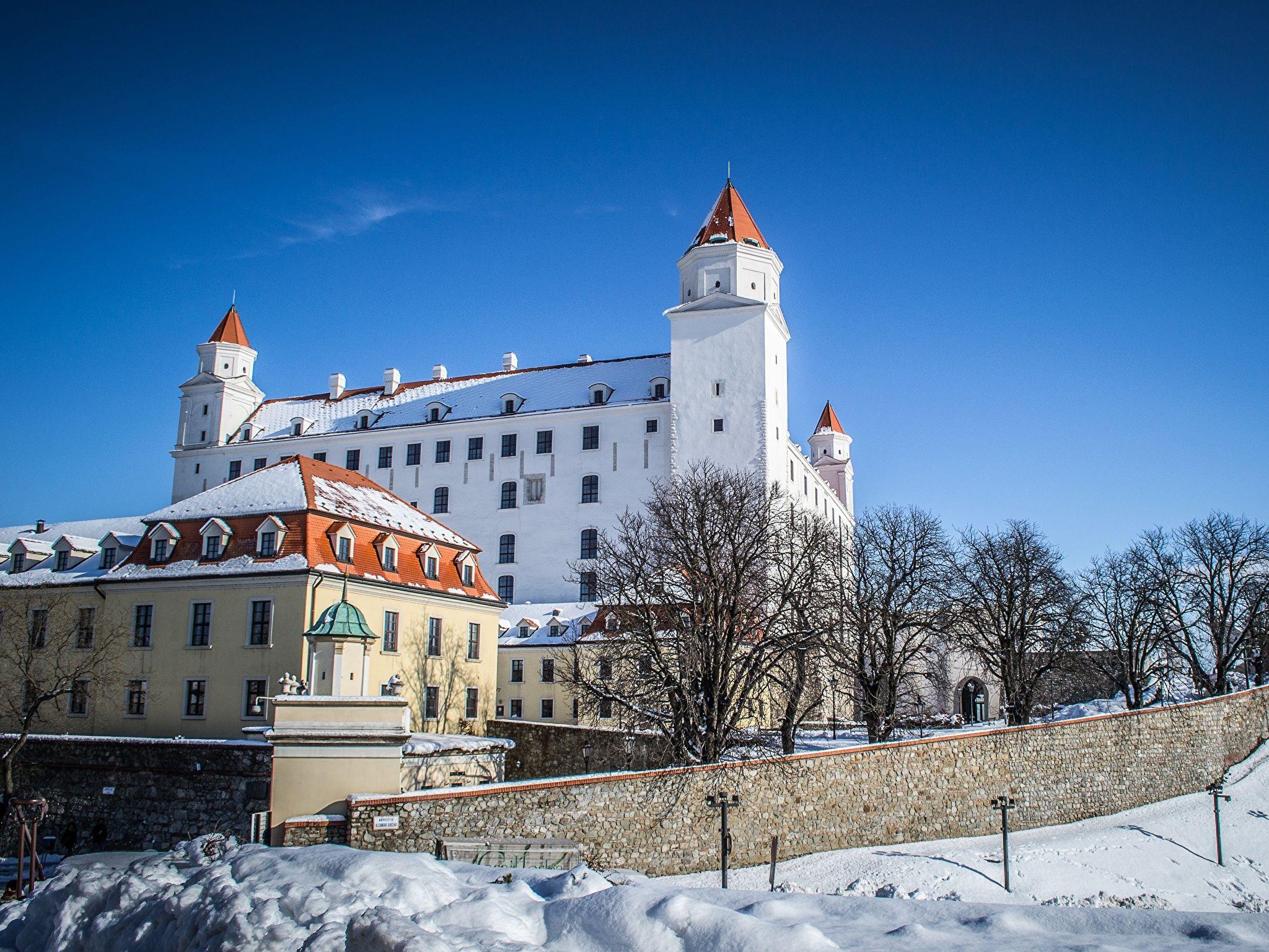 2048x1536 Wallpaper Slovakia Bratislava Winter Castles Snow Cities 2048x1536
