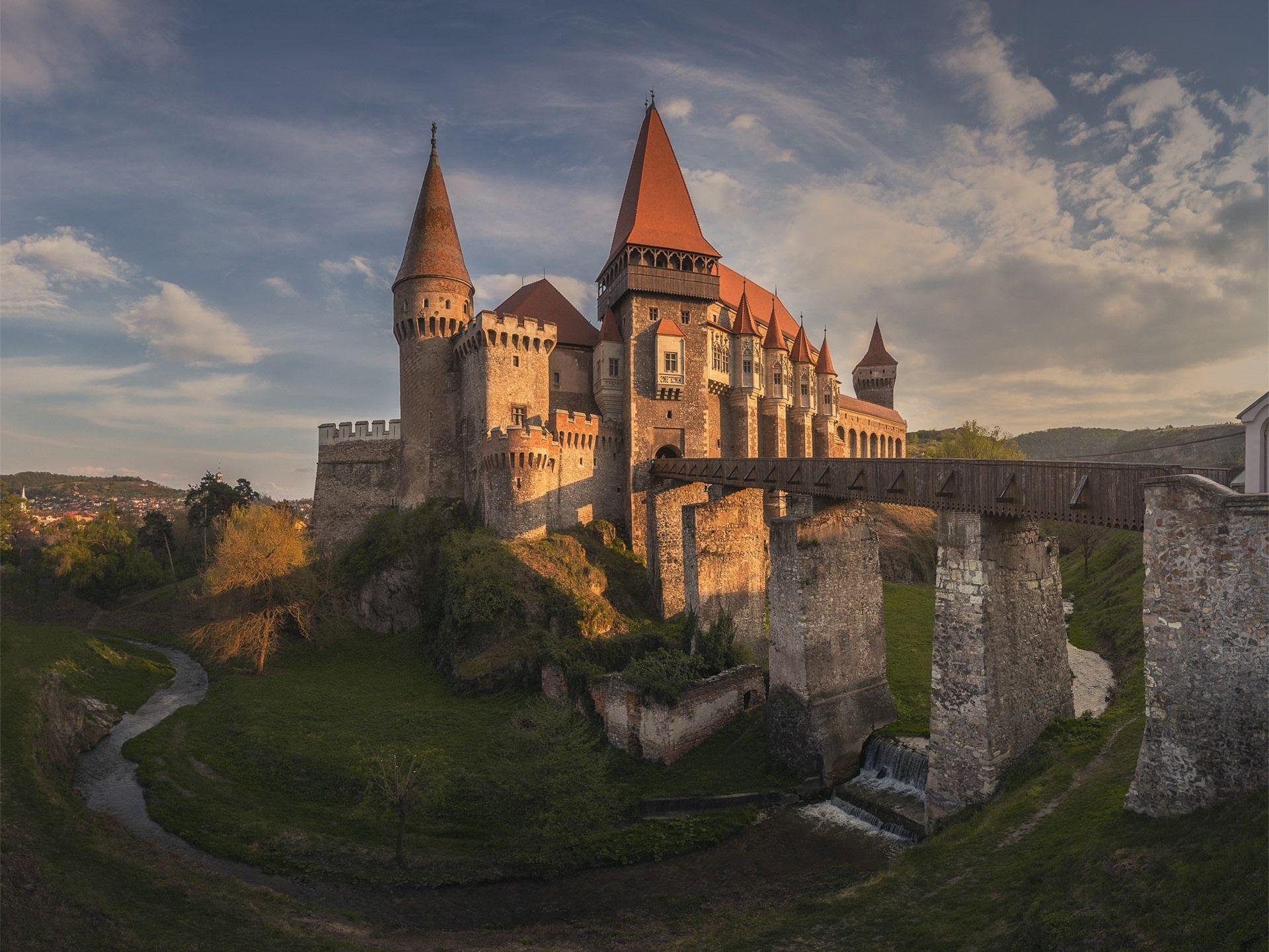 1920x1440 Wallpaper Romania, Transylvania, castle, bridge, river, dusk