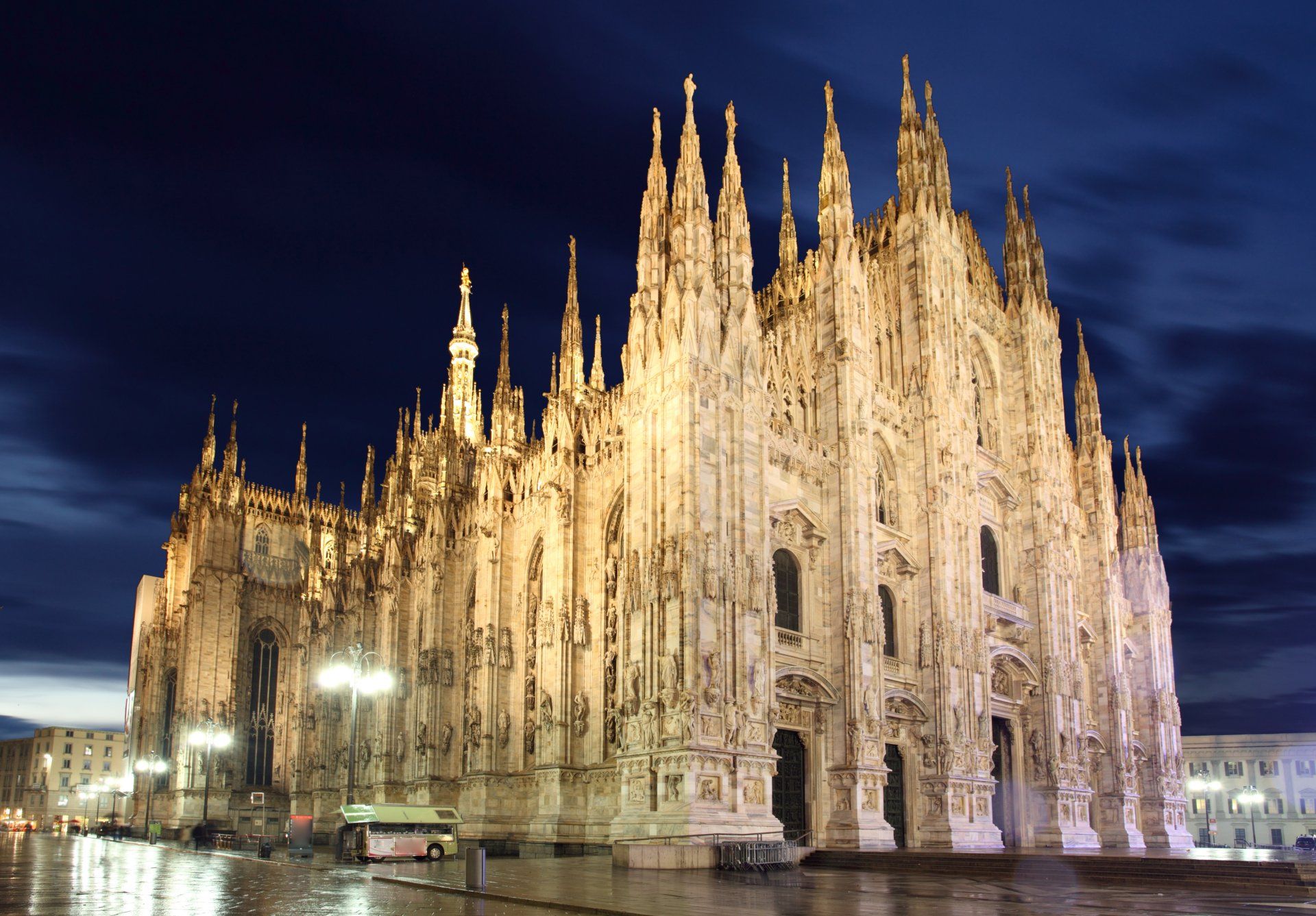 1920x1337 Milan Cathedral Illuminated: Stunning 4K Night View of Italy's Iconic Monumentx2786