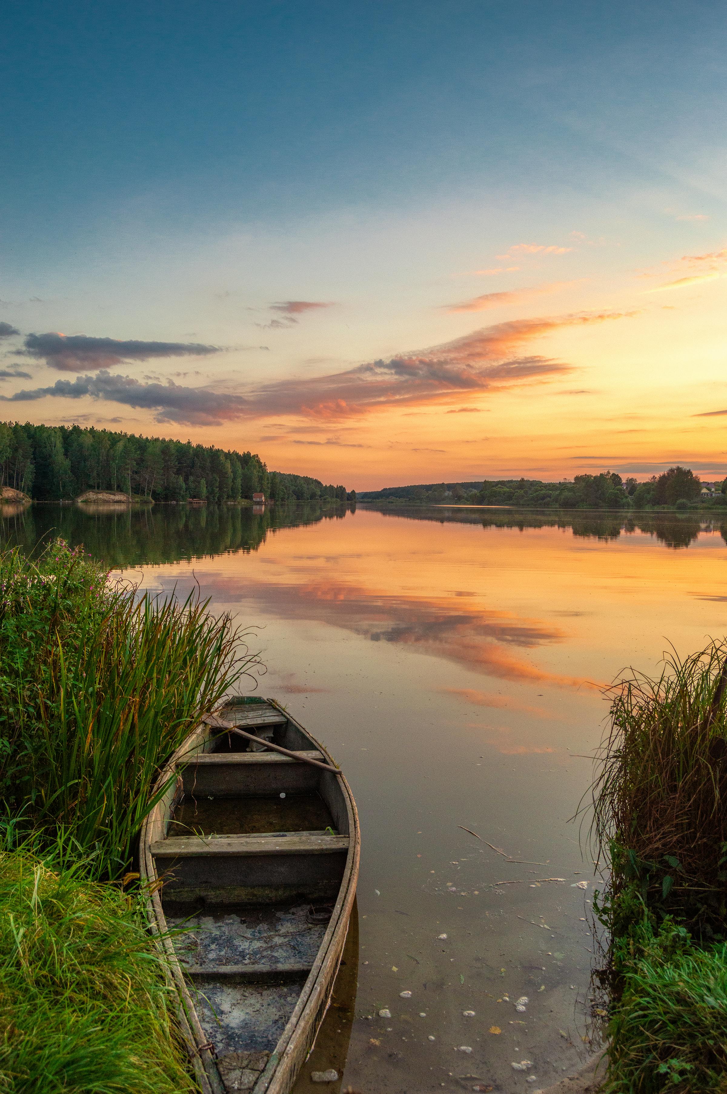 2400x3609 Wooden boat on calm lake reflecting spectacular sunset sky · Free