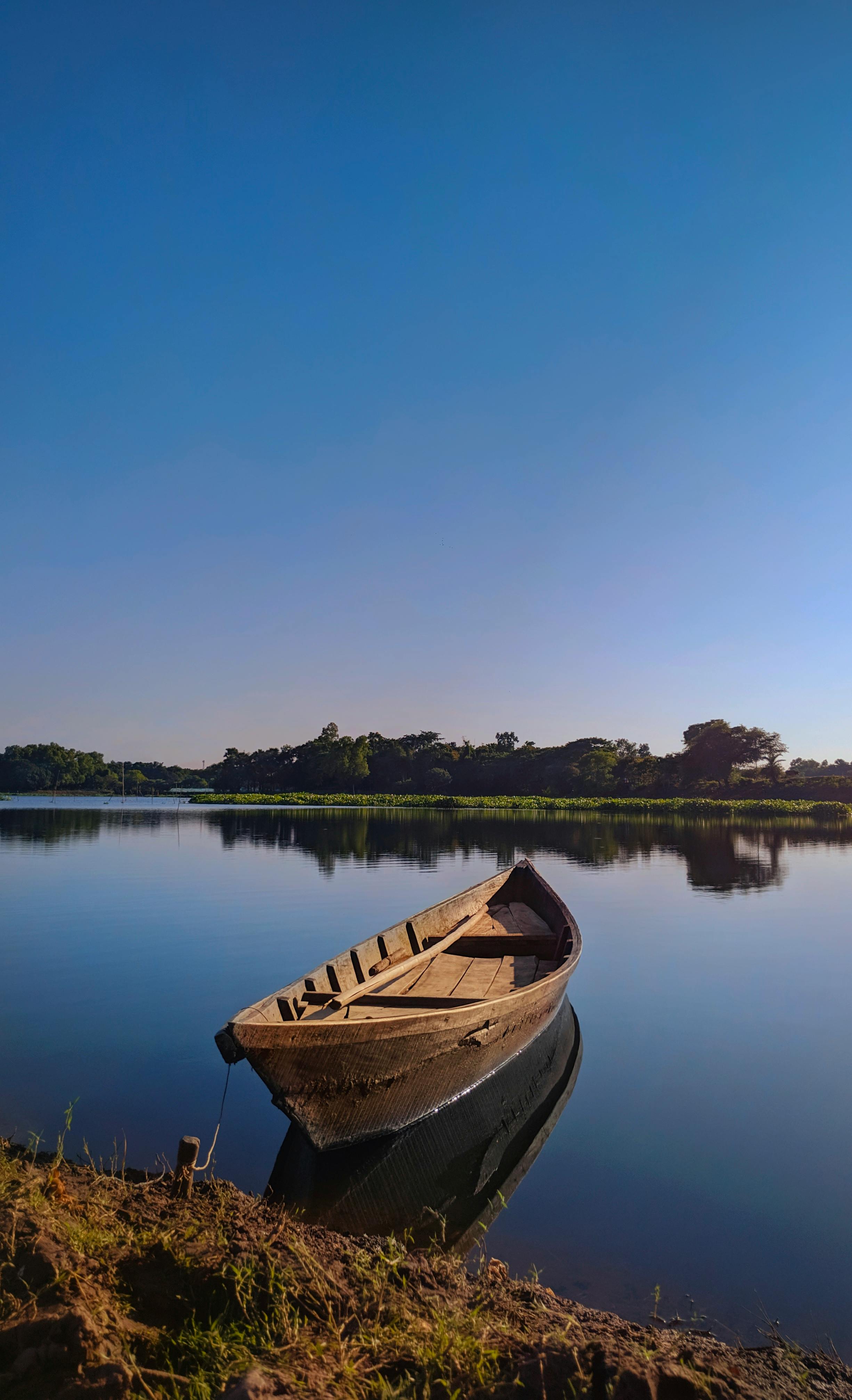 2451x4026 Empty Boat on Lake · Free