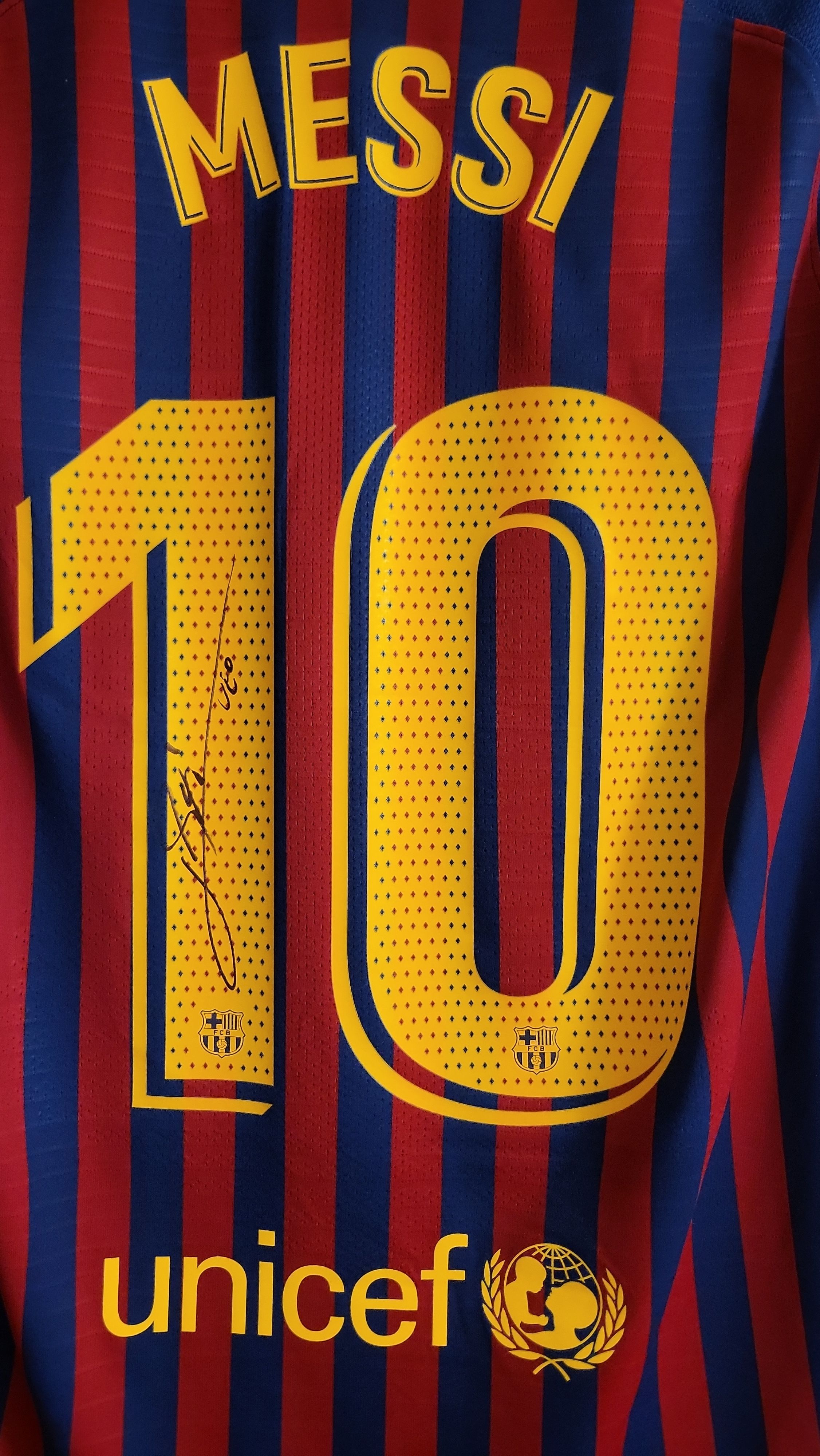 2252x4000 Need your help: Is this Lionel Messi Autograph real or fake?