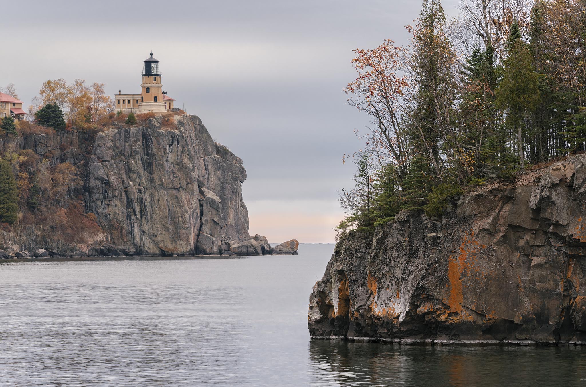 2048x1353 Picture of Split Rock Lighthouse in Fall