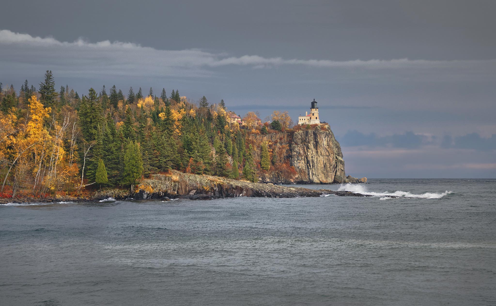 2048x1265 Picture of Split Rock Lighthouse in Fall