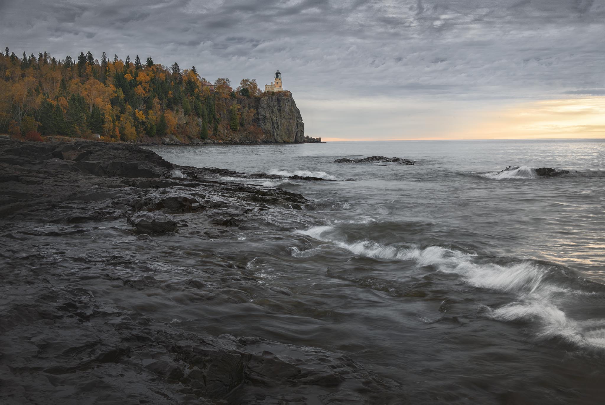 2048x1370 Picture of Split Rock Lighthouse in Fall