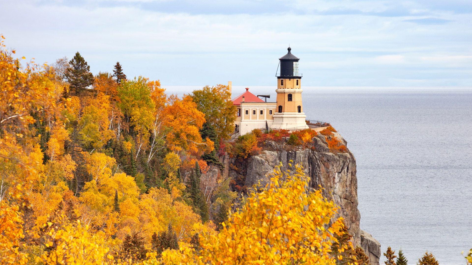1920x1080 Split Rock lighthouse on the north shore of Lake Superior in Minnesota during autumn, USA. Windows Spotlight Image
