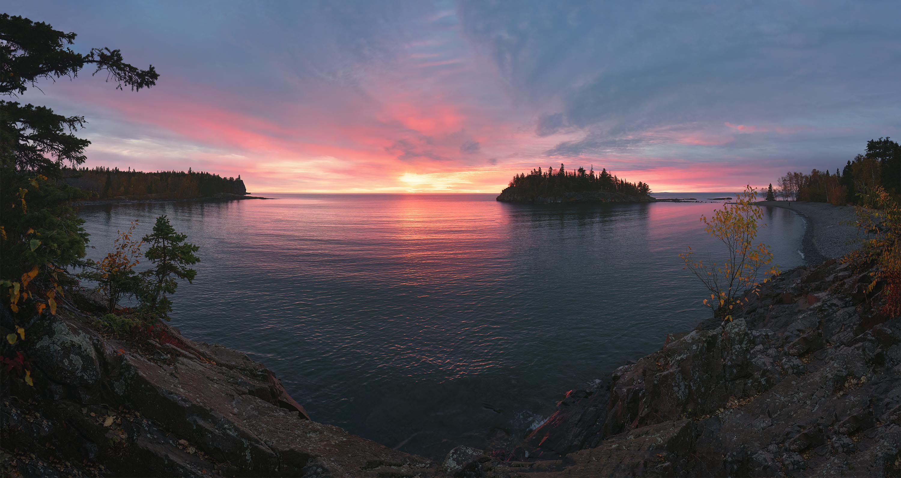 3000x1590 Picture of Split Rock Lighthouse in Fall
