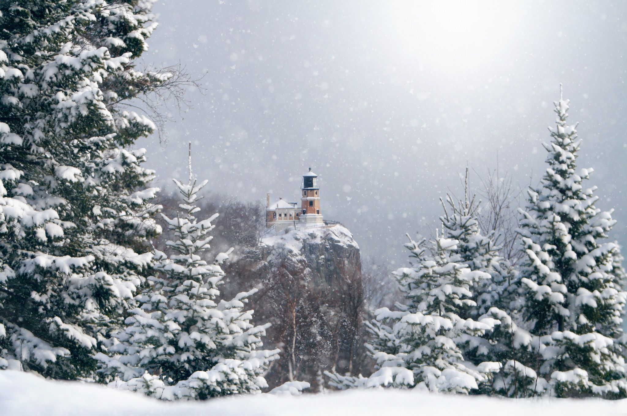 2048x1358 Wallpaper Minnesota, Split Rock Lighthouse, Beaver Bay, Winter Kindness for mobile and desktop, section пейзажи, resolution 2048x1358