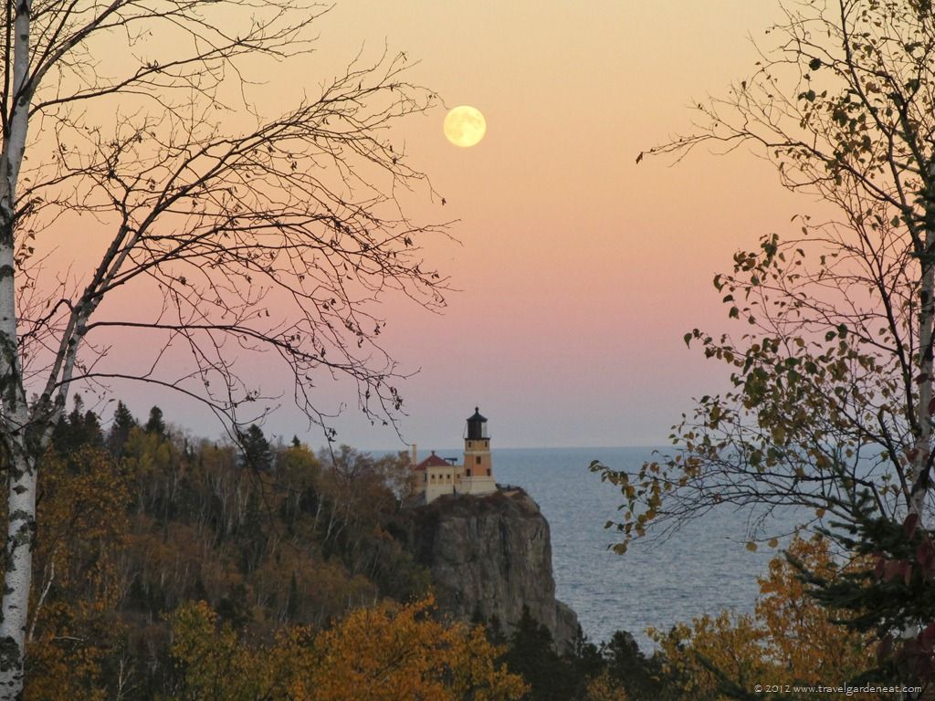 1024x768 Moonrise Over Split Rock