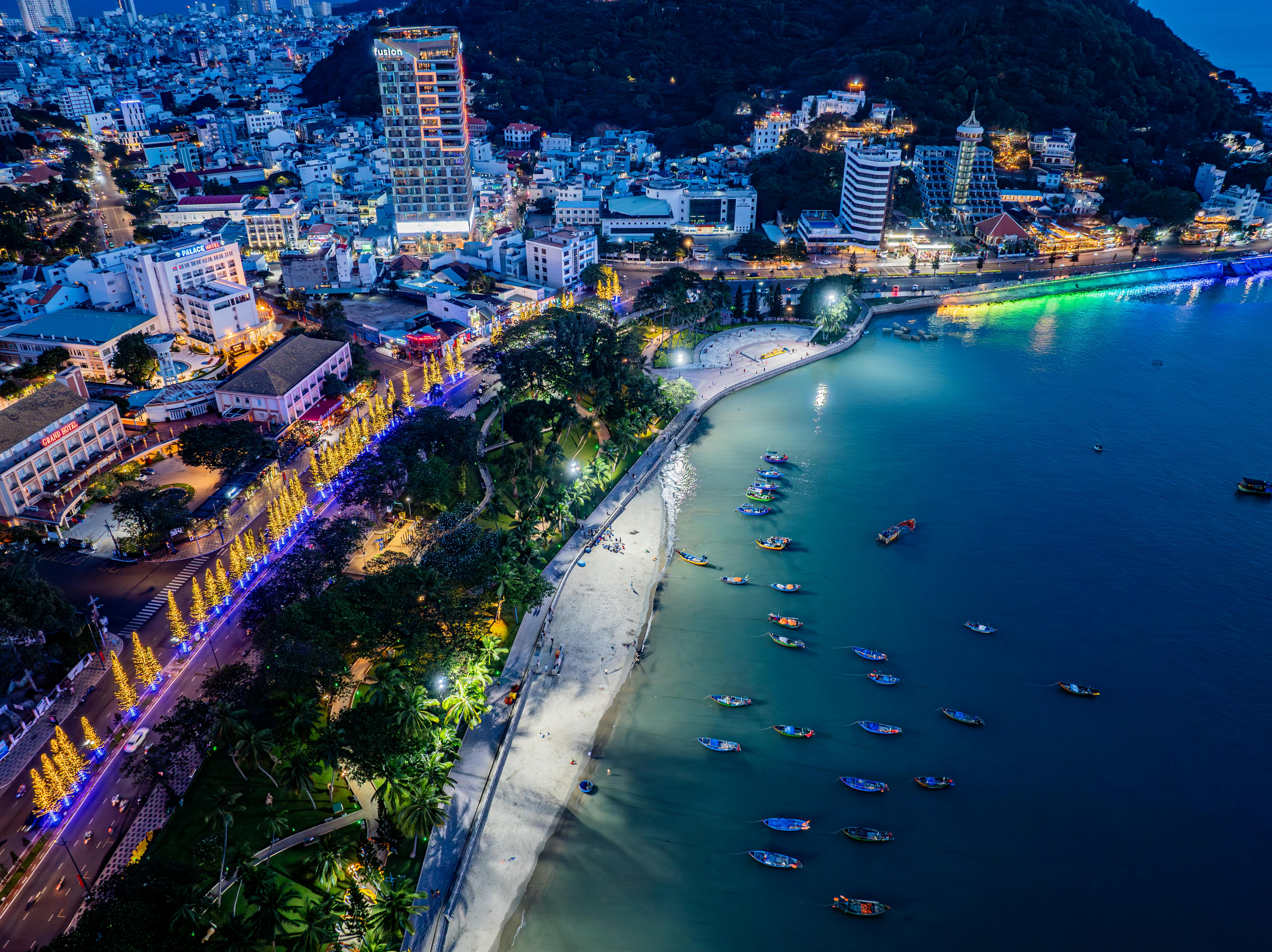 5272x3948 Vibrant Coastal Cityscape at Night · Free