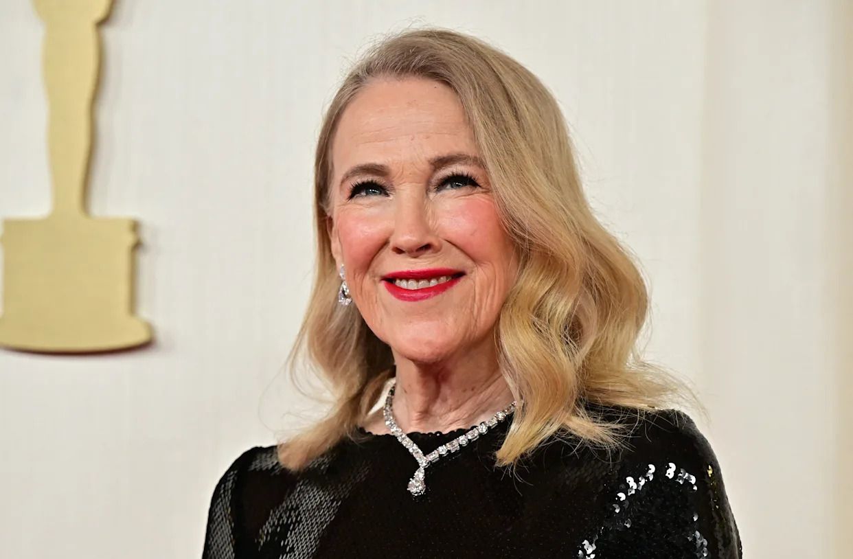 1242x814 Oscars: Canadian actress Catherine O'Hara stuns in 'Beetlejuice'-inspired red carpet look alongside husband Style Canada