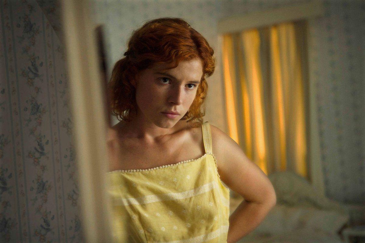 1200x800 Jessie Buckley Wallpaper