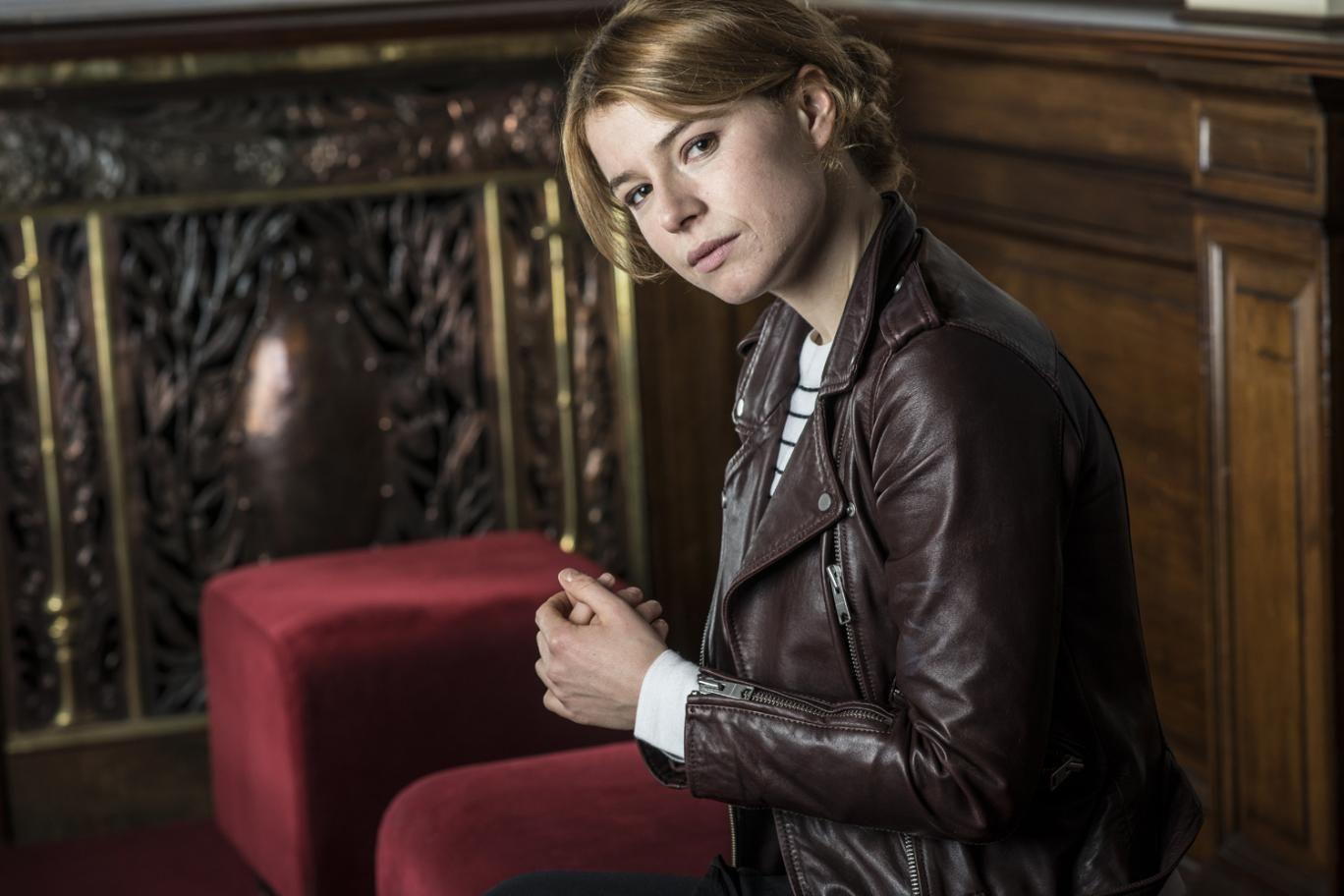 1368x912 Jessie Buckley Wallpaper