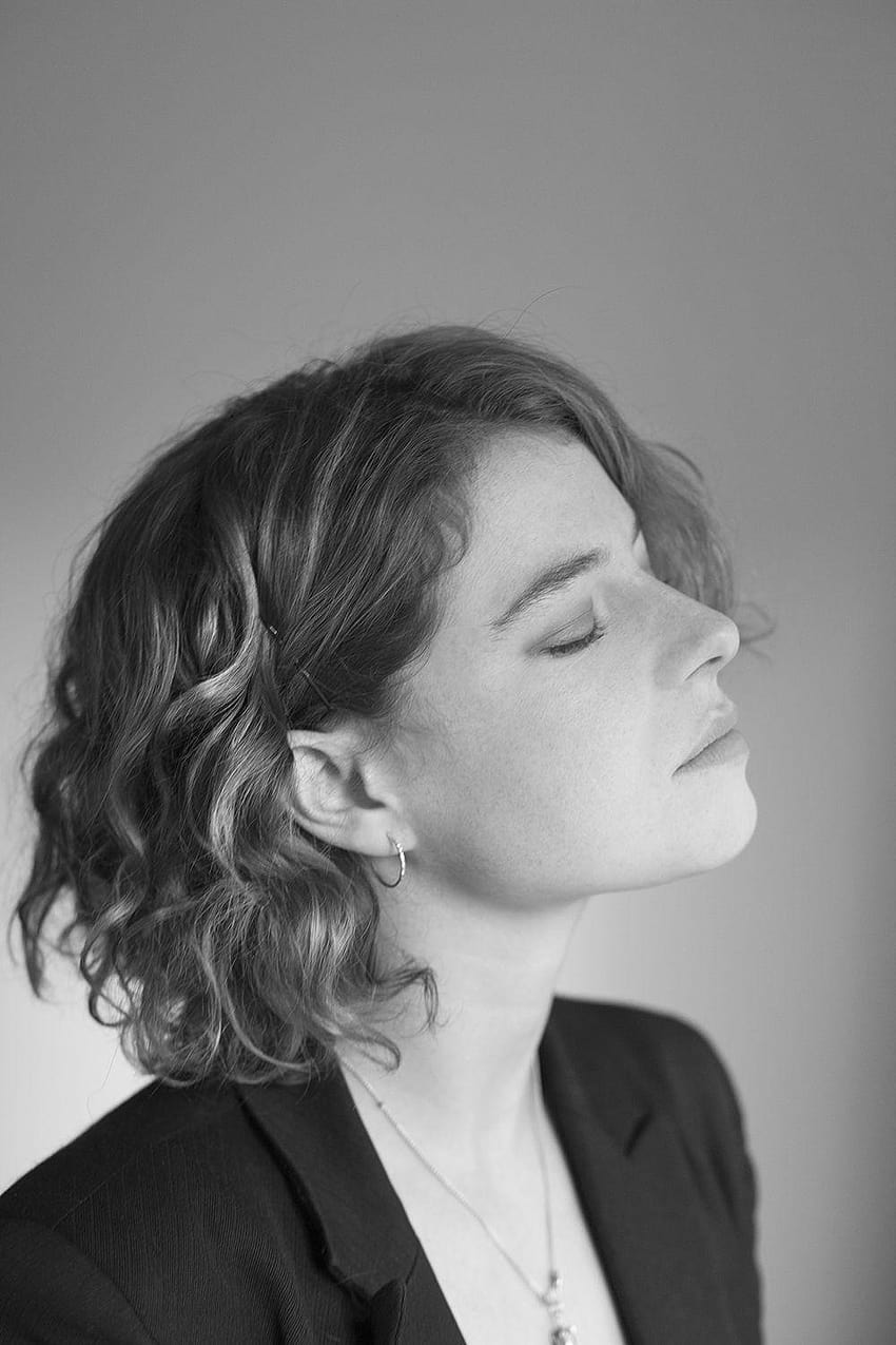 850x1275 Jessie Buckley HD phone wallpaper