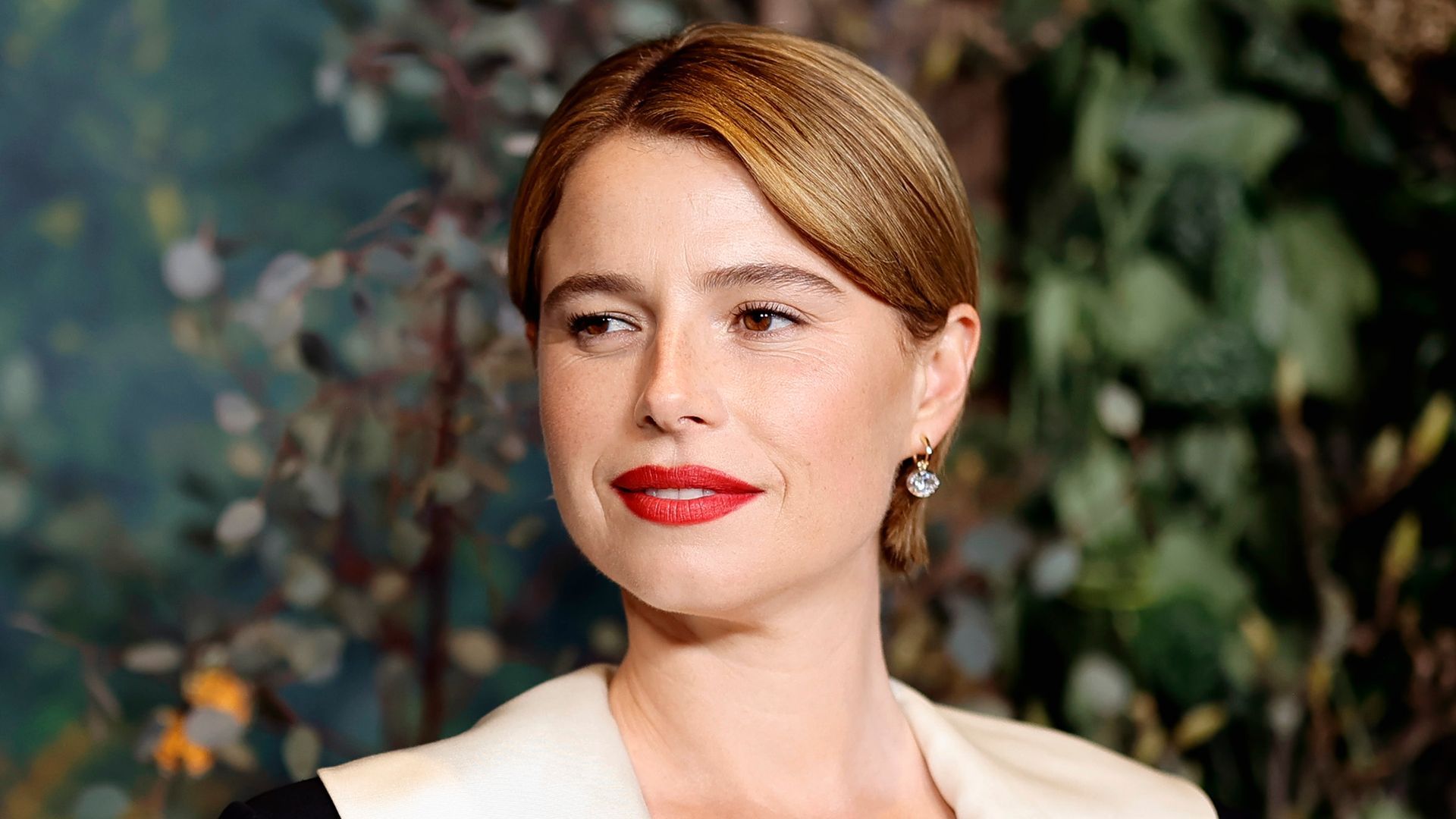1920x1080 Oscar favourite Jessie Buckley stuns in plunging black dress. HELLO!