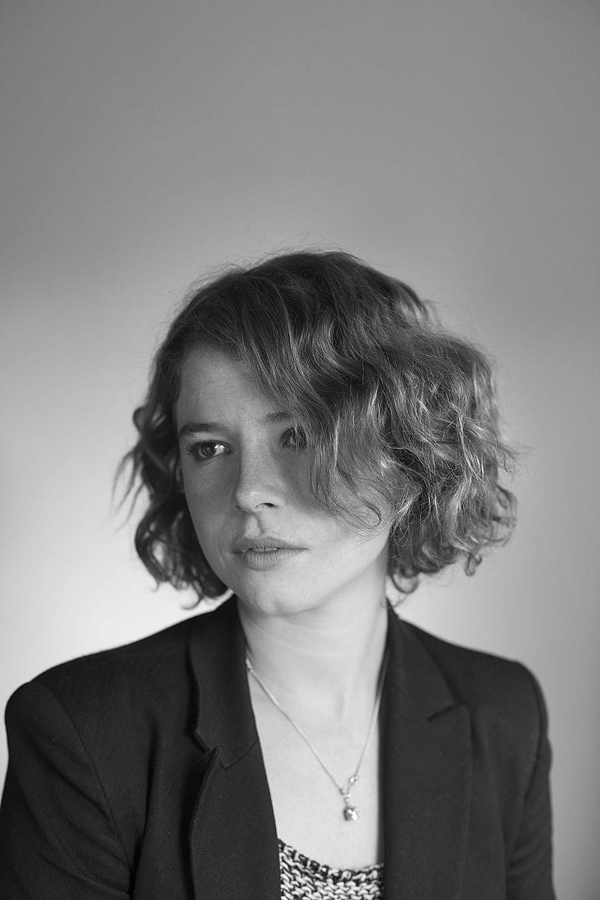 850x1275 Jessie buckley HD wallpaper