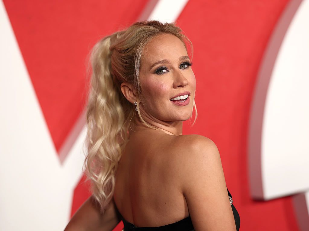 1024x768 Anna Camp and Girlfriend Jade Whipkey Share a Steamy Kiss