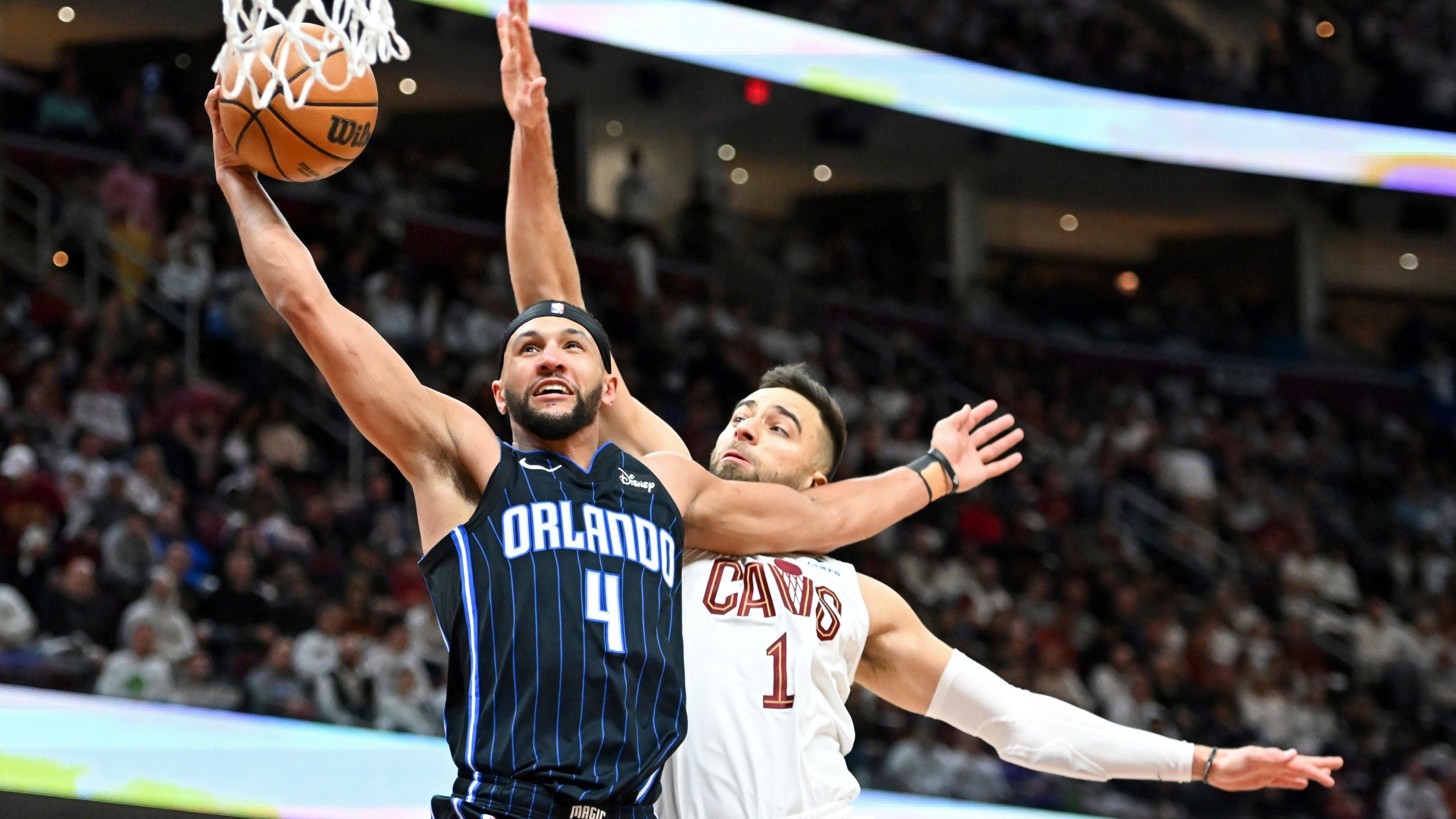 2560x1440 Orlando Magic guard Jalen Suggs helped off with left leg injury in Game 2 against Cavaliers