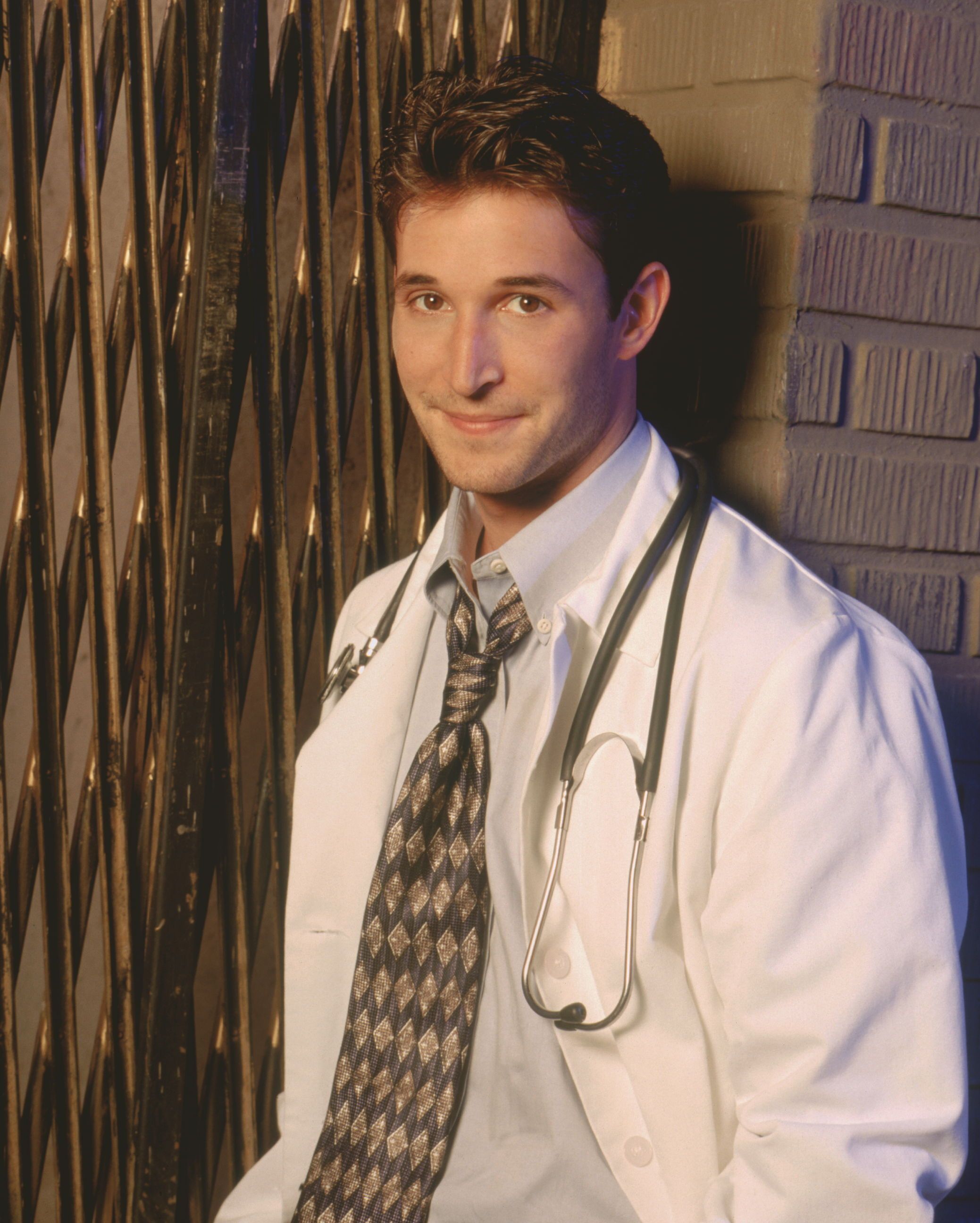 2077x2592 Noah Wyle Wallpaper