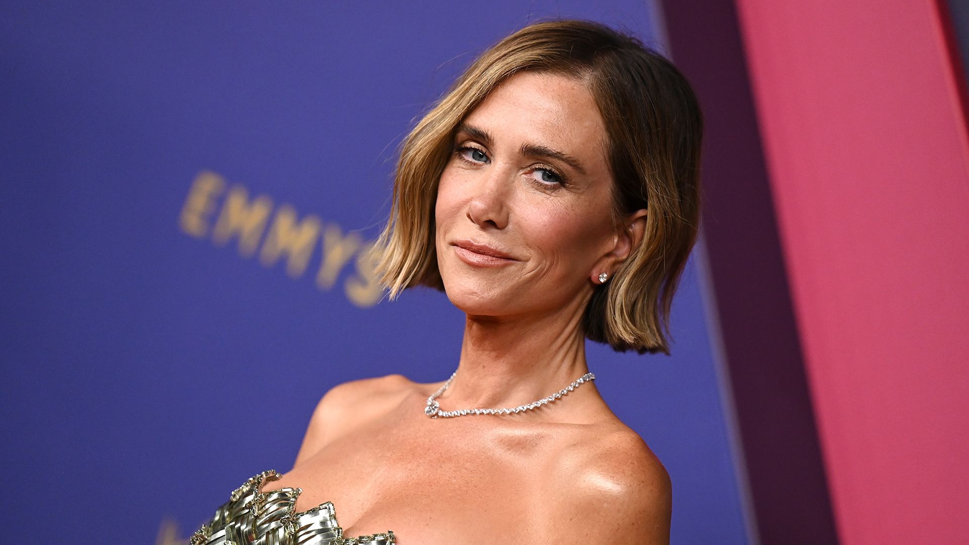 1920x1080 Kristen Wiig Reinvents Dressing Like The Actual Award In Metallic Gold Basketweave At The Emmys 2024