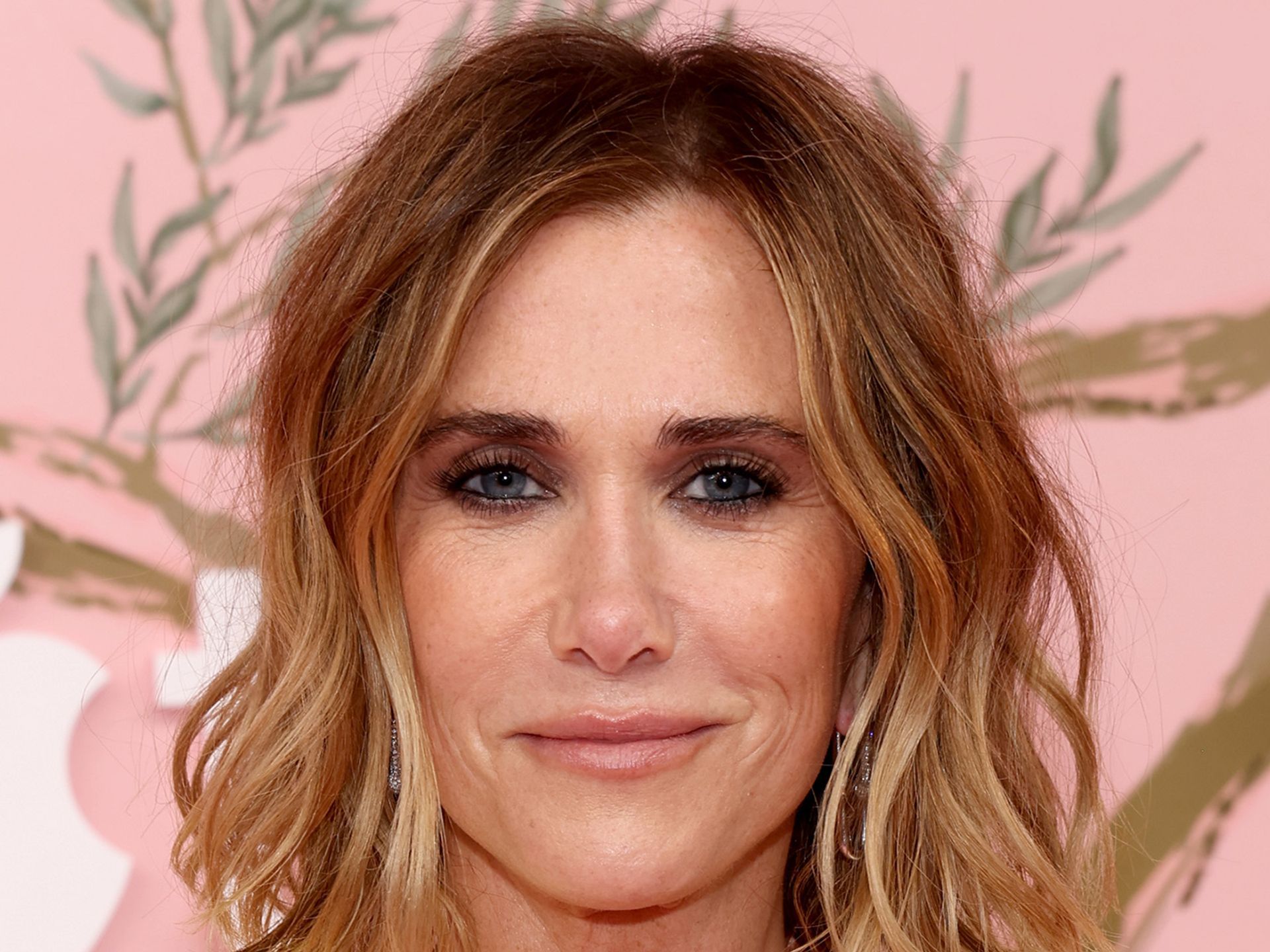1920x1440 Kristen Wiig On Her Hair Raising Role In Palm Royale And Return To Saturday Night Live. HELLO!