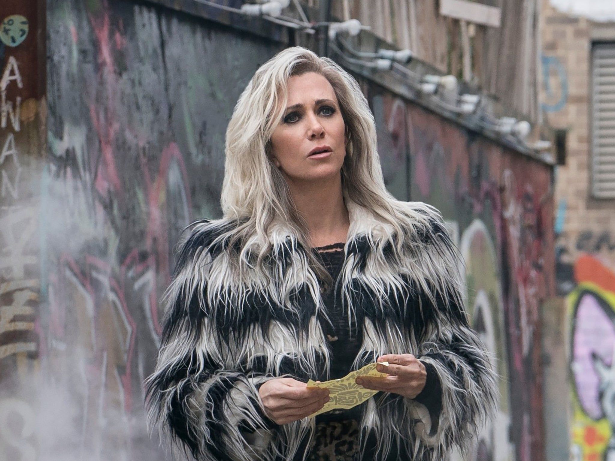 2048x1536 Kristen Wiig's bruised villain is the best thing in Wonder Woman 1984