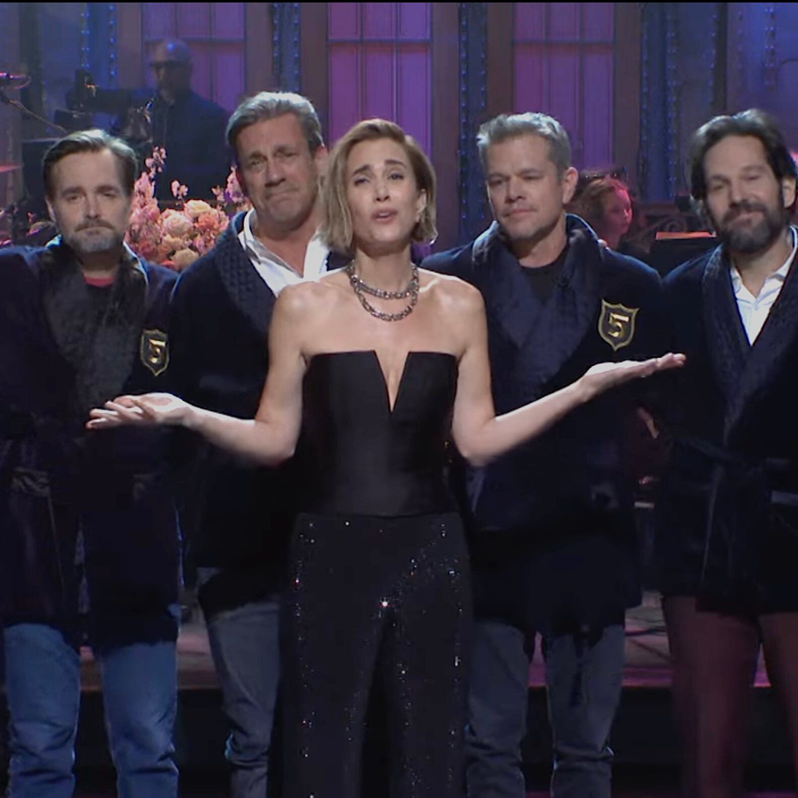 1581x1581 Kristen Wiig Hosts 'S.N.L.' With Help From a Few Famous Friends