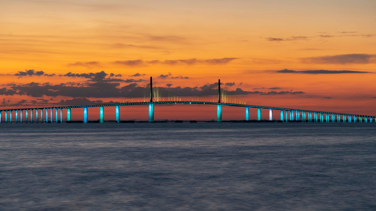1260x709 The Iconic Sunshine Skyway Bridge in St Petersburg, Florida, United States · Free