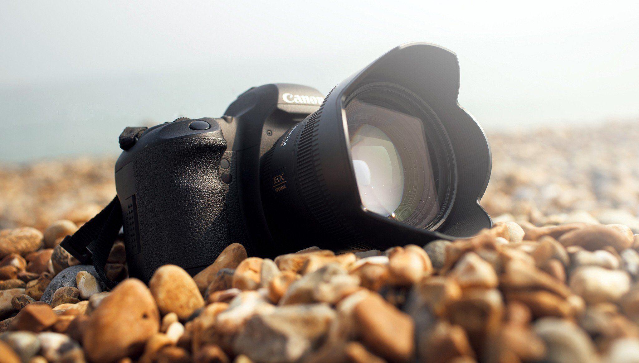 2048x1165 Canon Camera On Beach