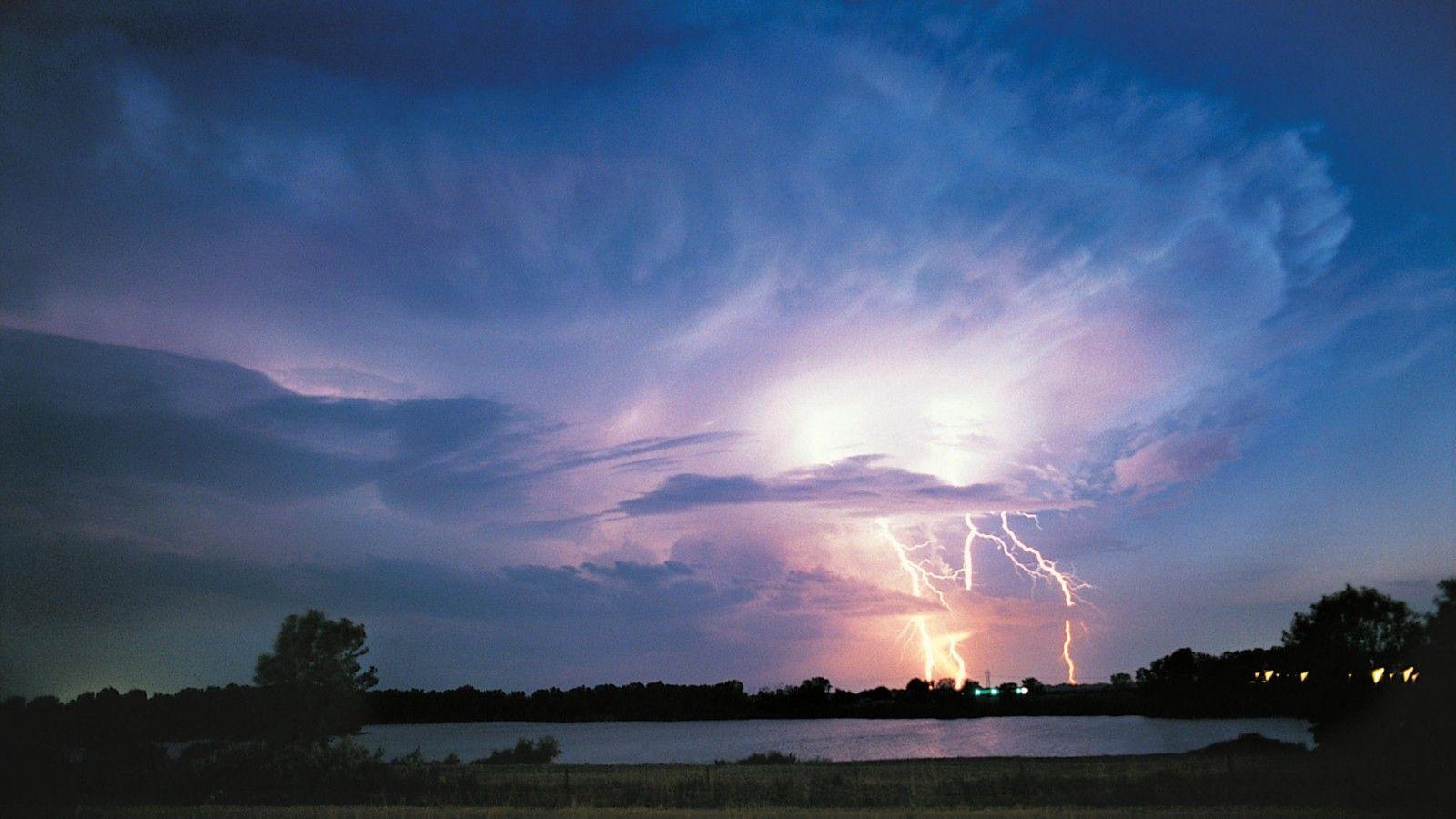1600x900 Stormy Skies Lightning in 1600x900