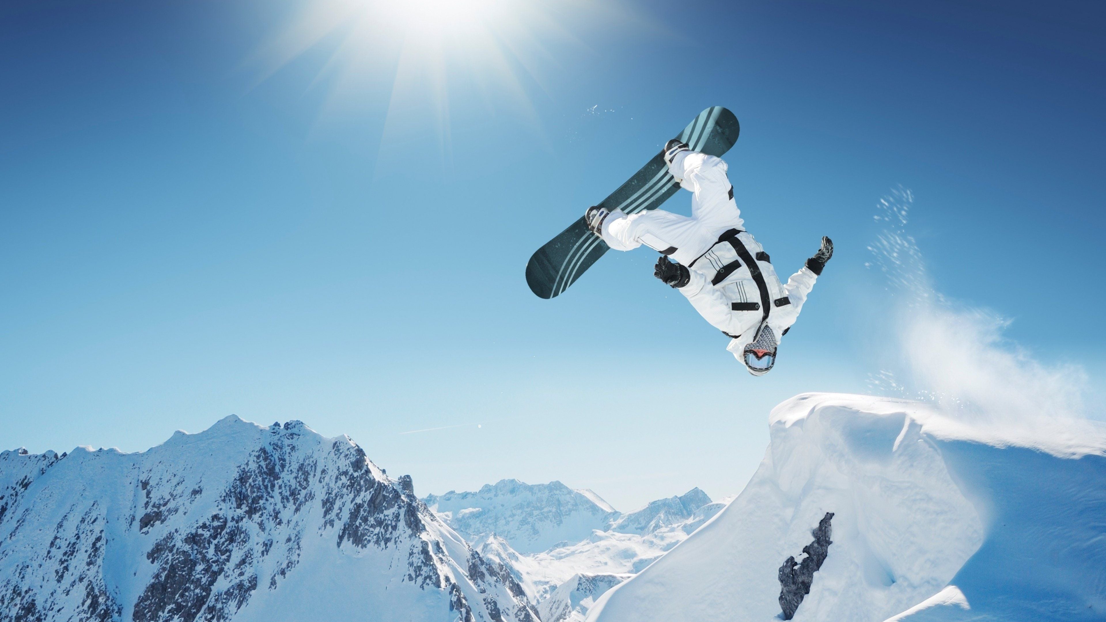 3840x2160 Epic 4K Snowboarding Action: Soaring Through Mountain Air