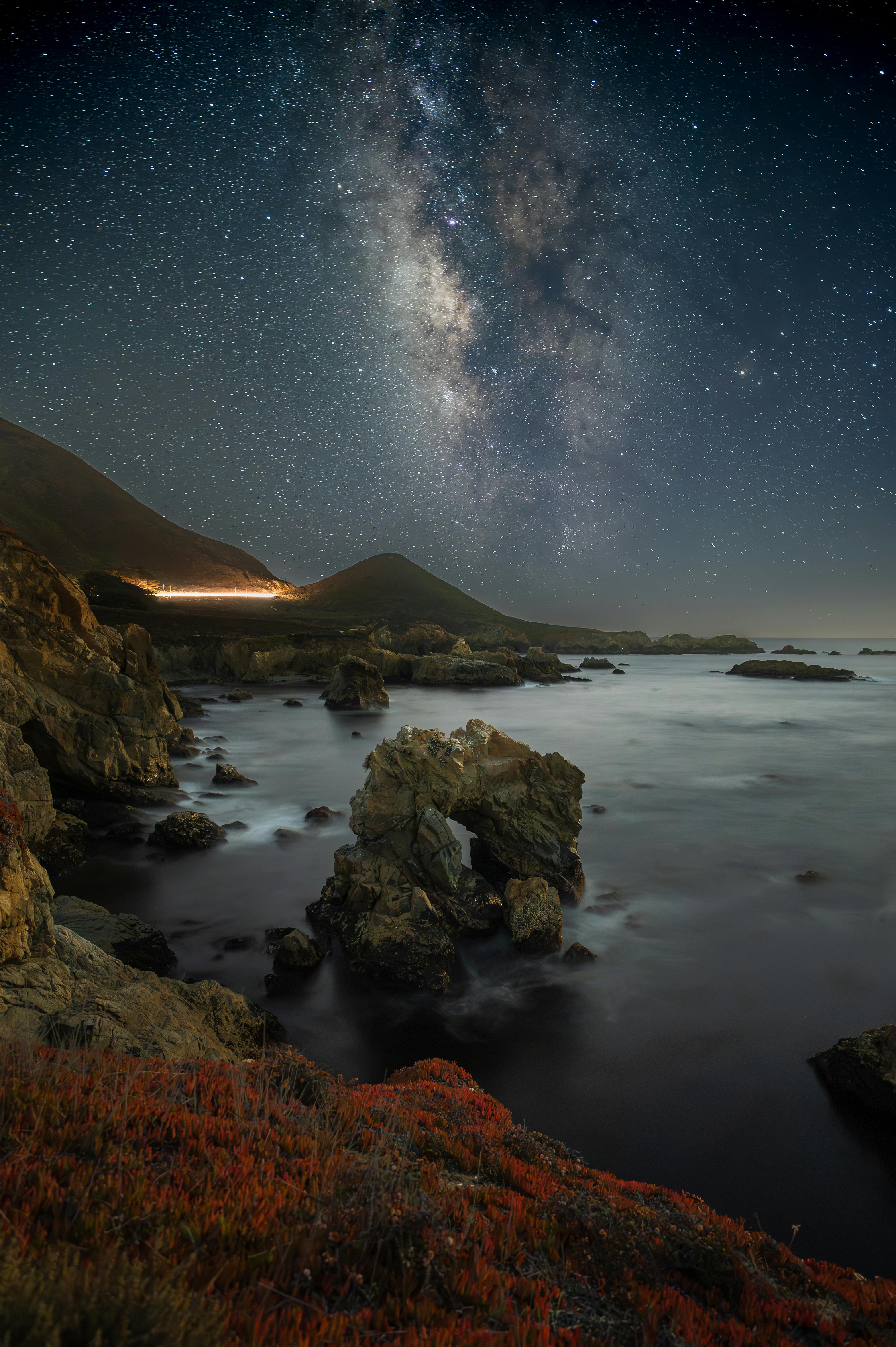 4024x6048 The milky way over the ocean at night · Free