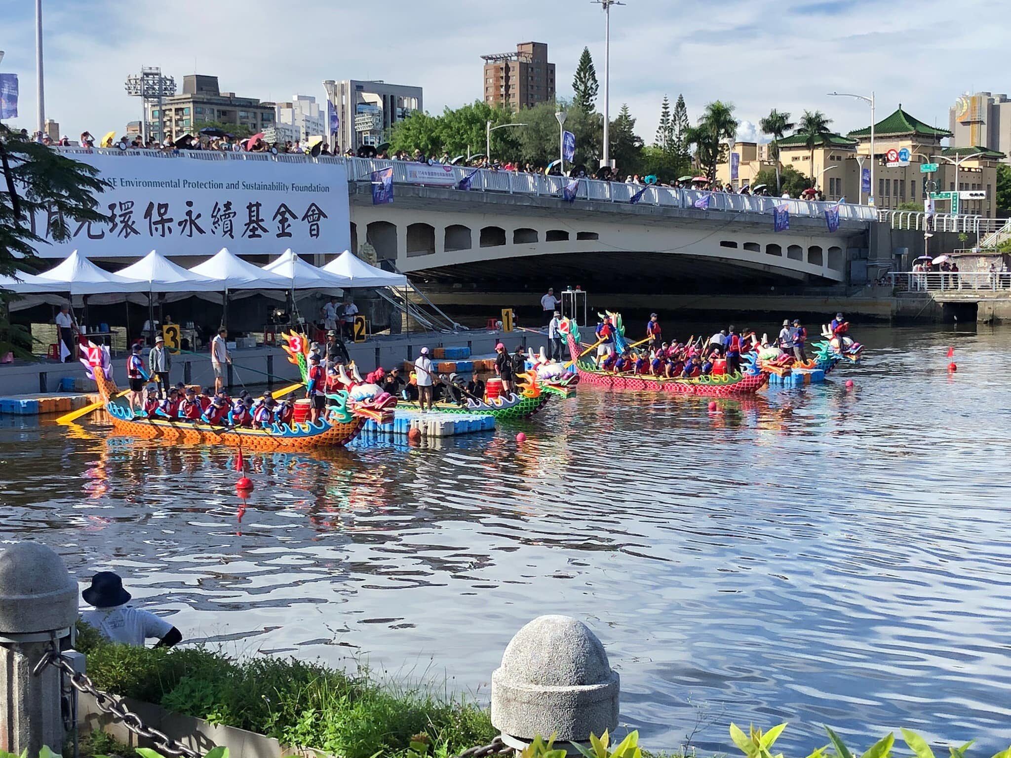 2048x1536 Dragon boats and drinking