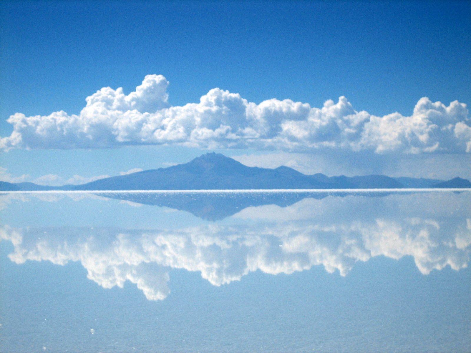 Озеро в боливии. Солончак Уюни Боливия. Салар де Уюни озеро. Соляная пустыня Уюни в Боливии. Зеркальное озеро в Боливии.