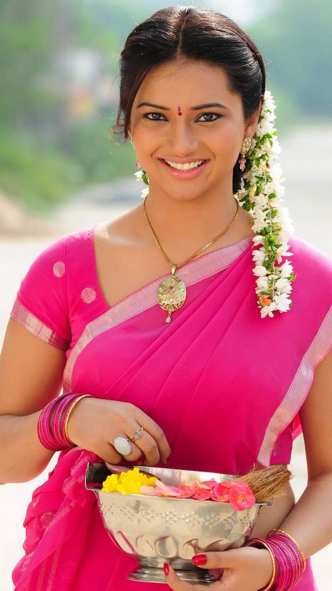 680x1210 Isha Chawla Wallpaper