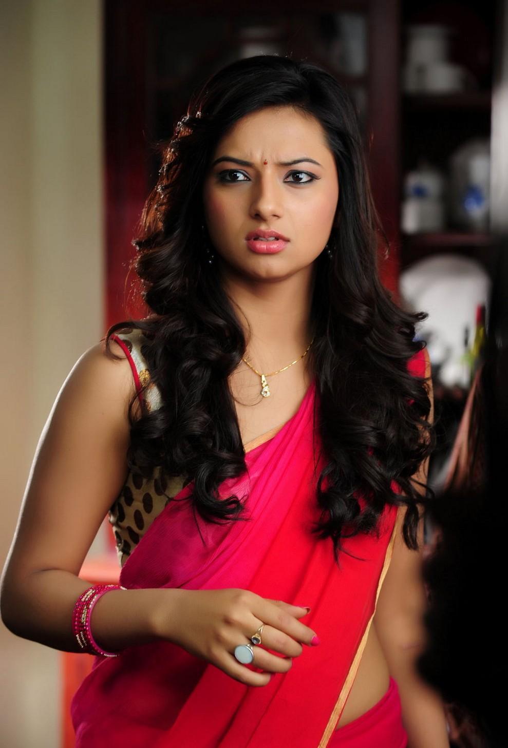 989x1457 Tollywood Actress Isha Chawla Photo in Red Saree
