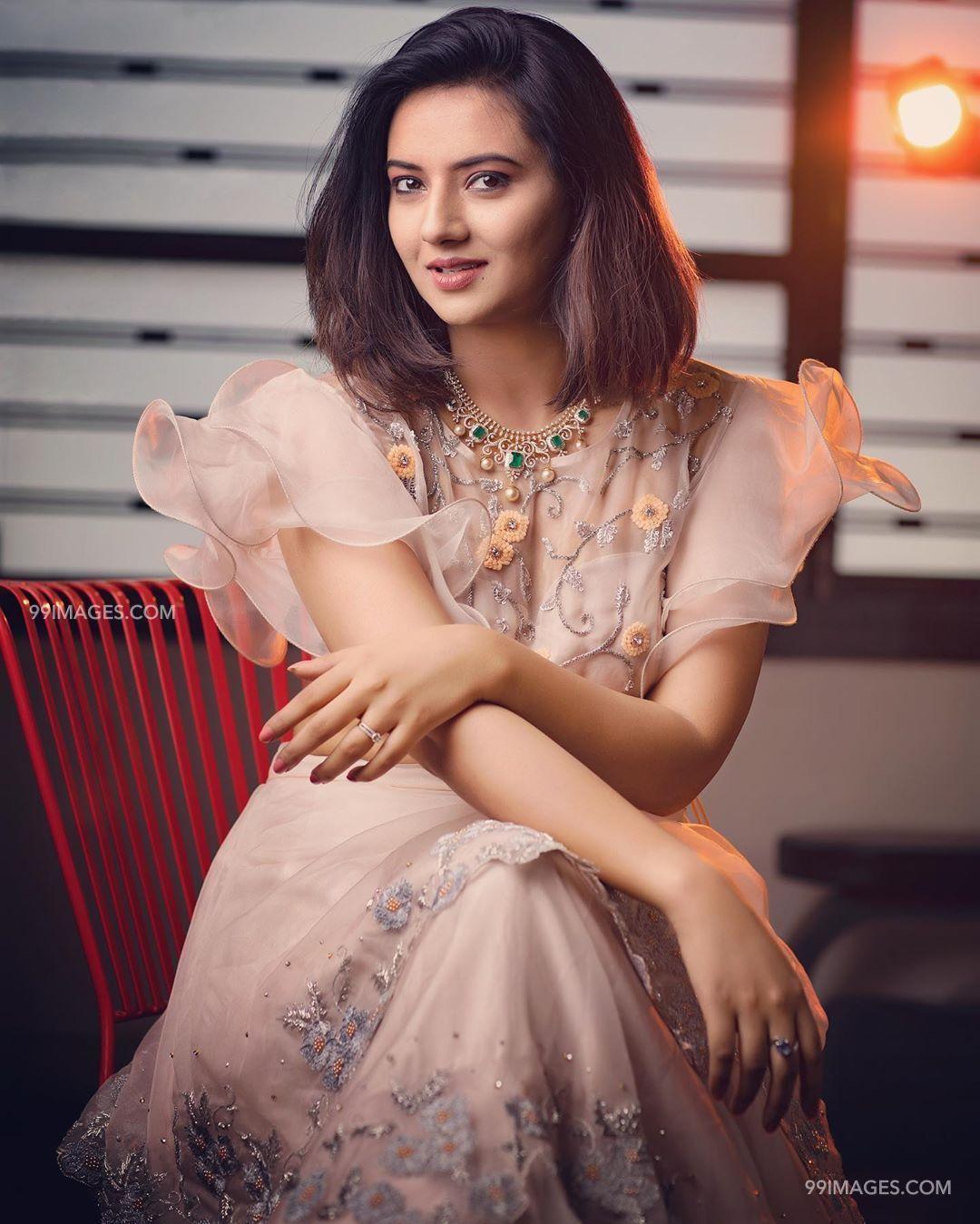 1100x1369 Isha Chawla Beautiful Photo & Mobile Wallpaper HD