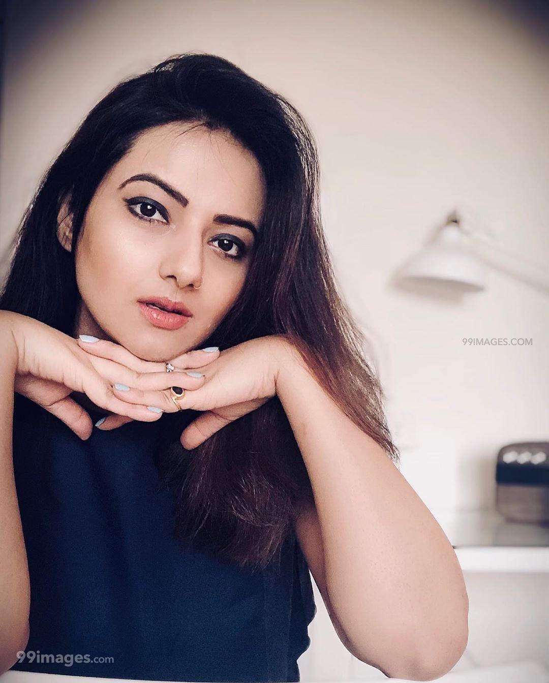 1080x1344 Isha Chawla Beautiful Photo & Mobile Wallpaper HD